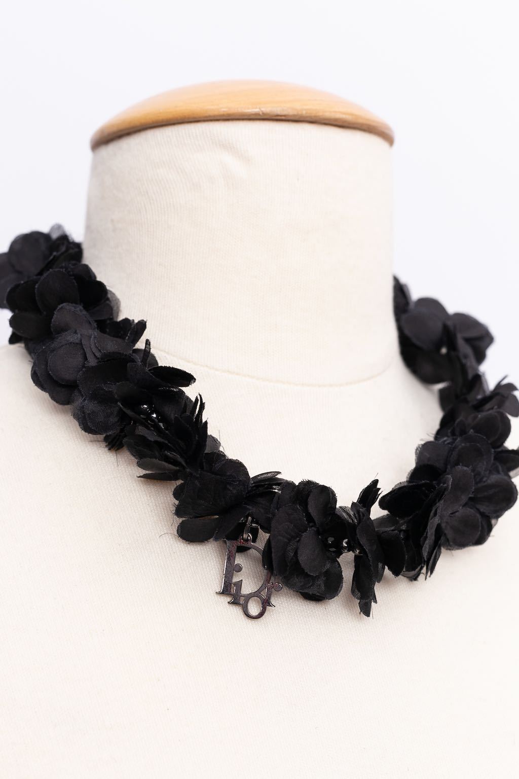 Collier de fleurs noires Dior