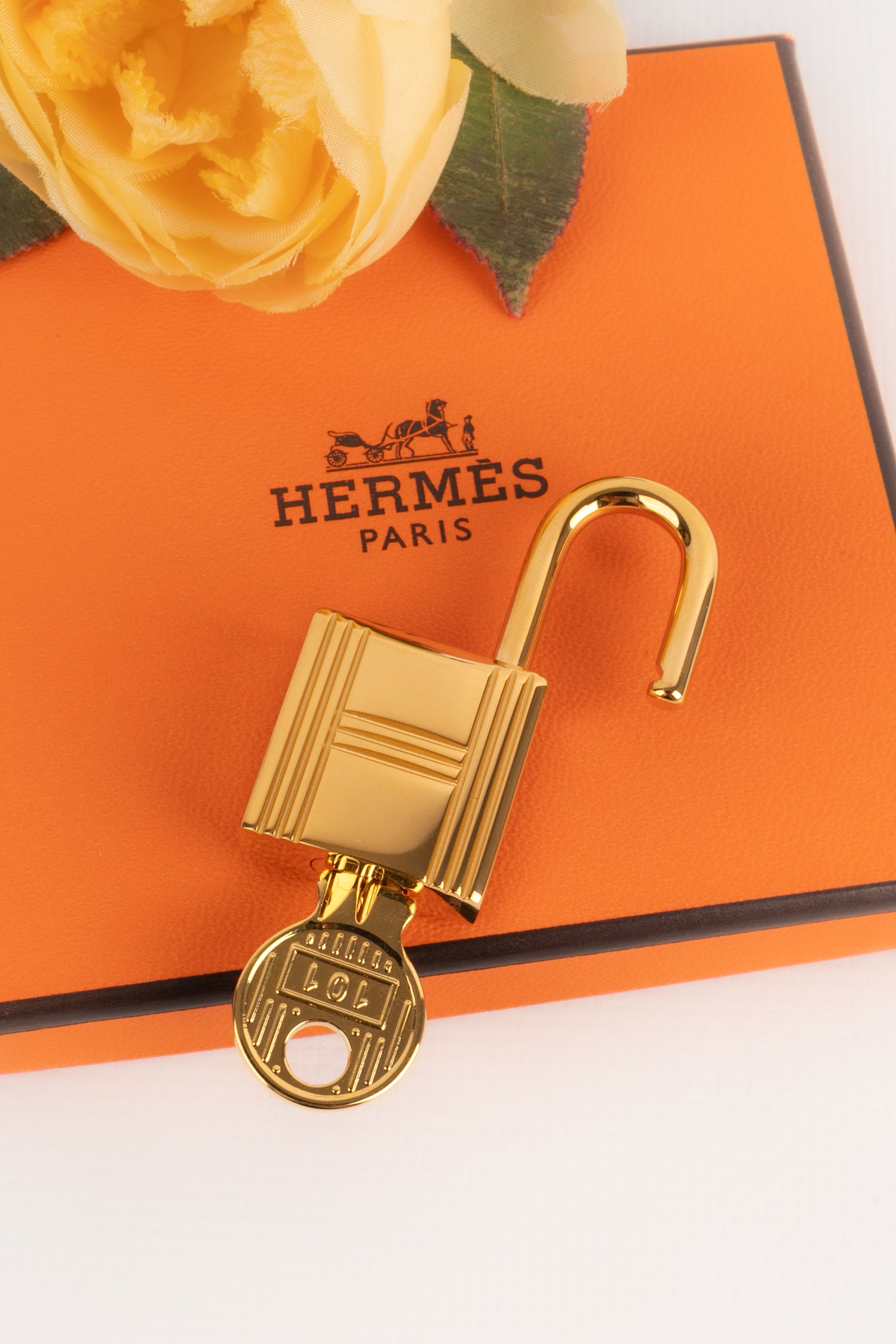 Cadenas doré Hermès