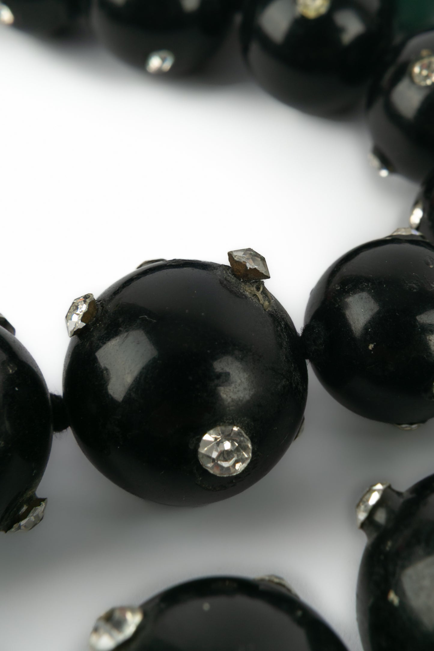 Collier de perles bakelite noire