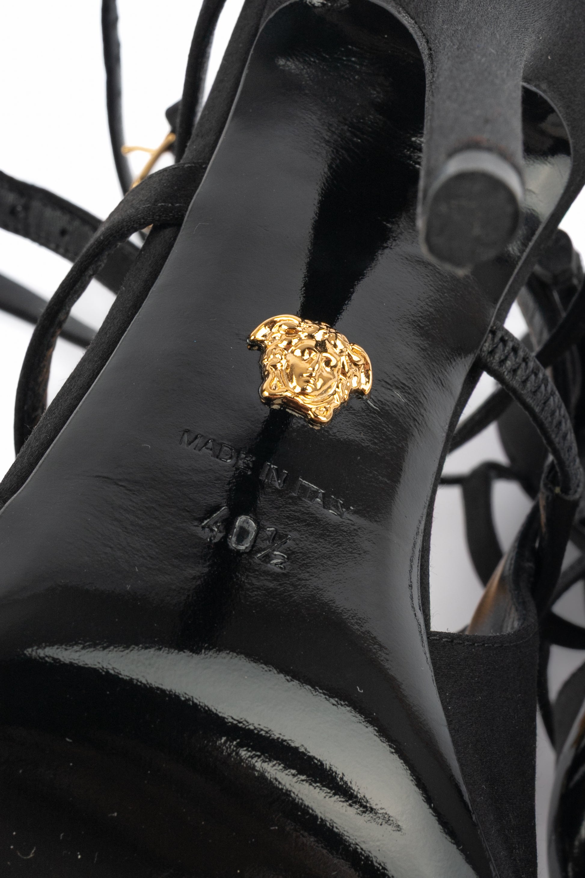 Escarpins en satin noir Versace