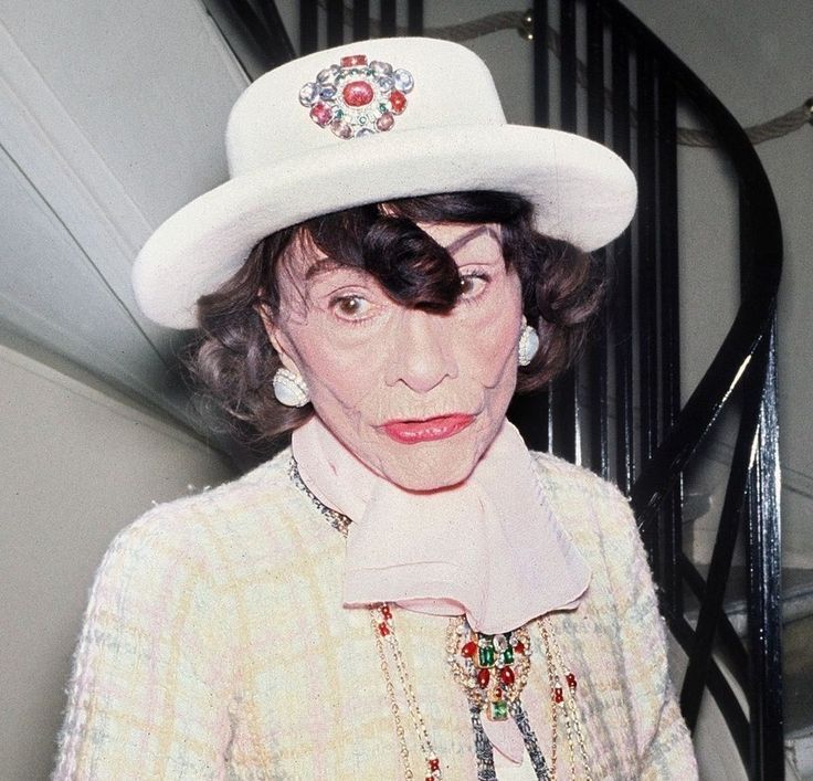 Broche en pâte de verre Chanel 1960's