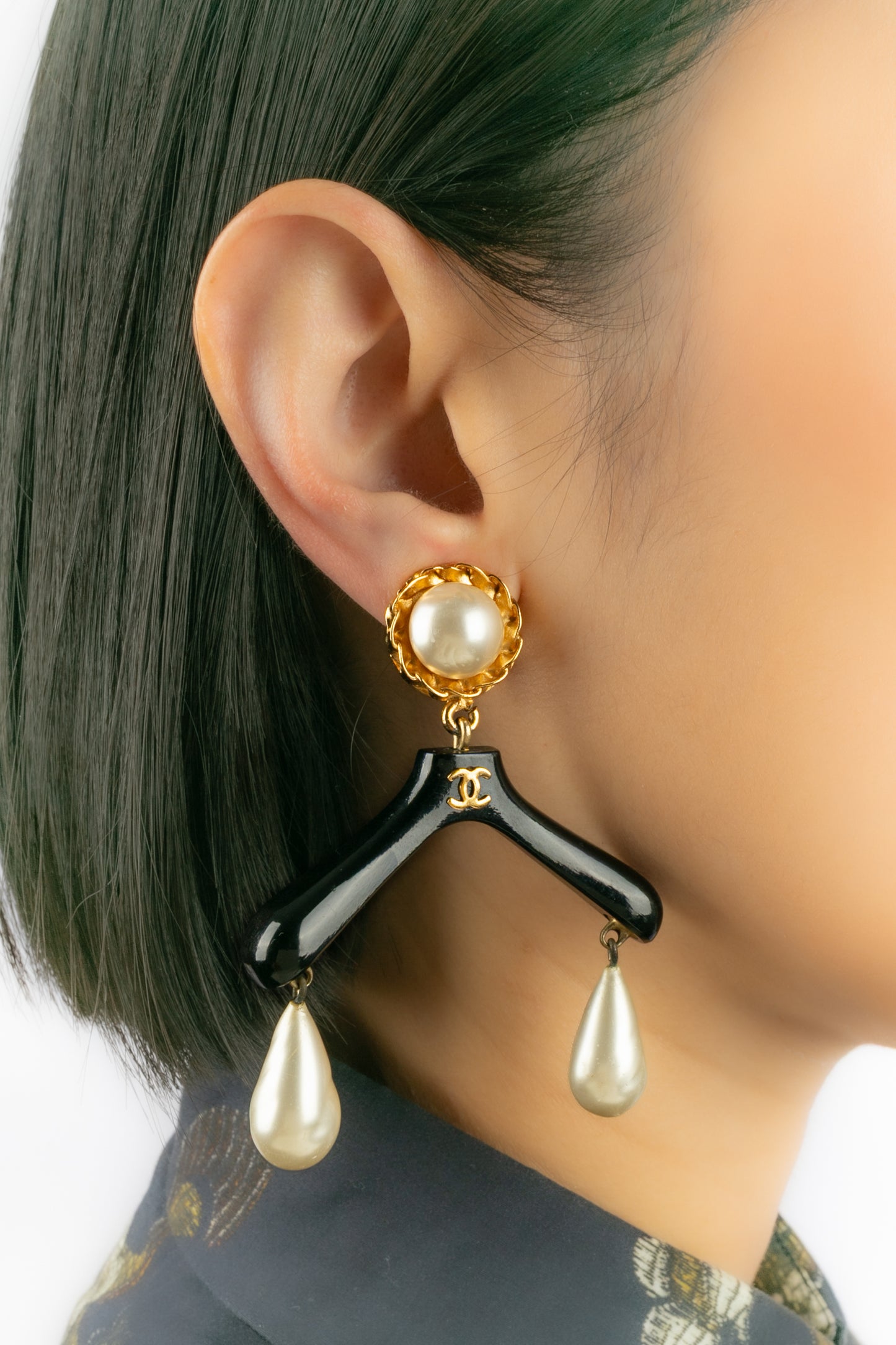 Boucles d'oreilles "cintres" Chanel Haute Couture 