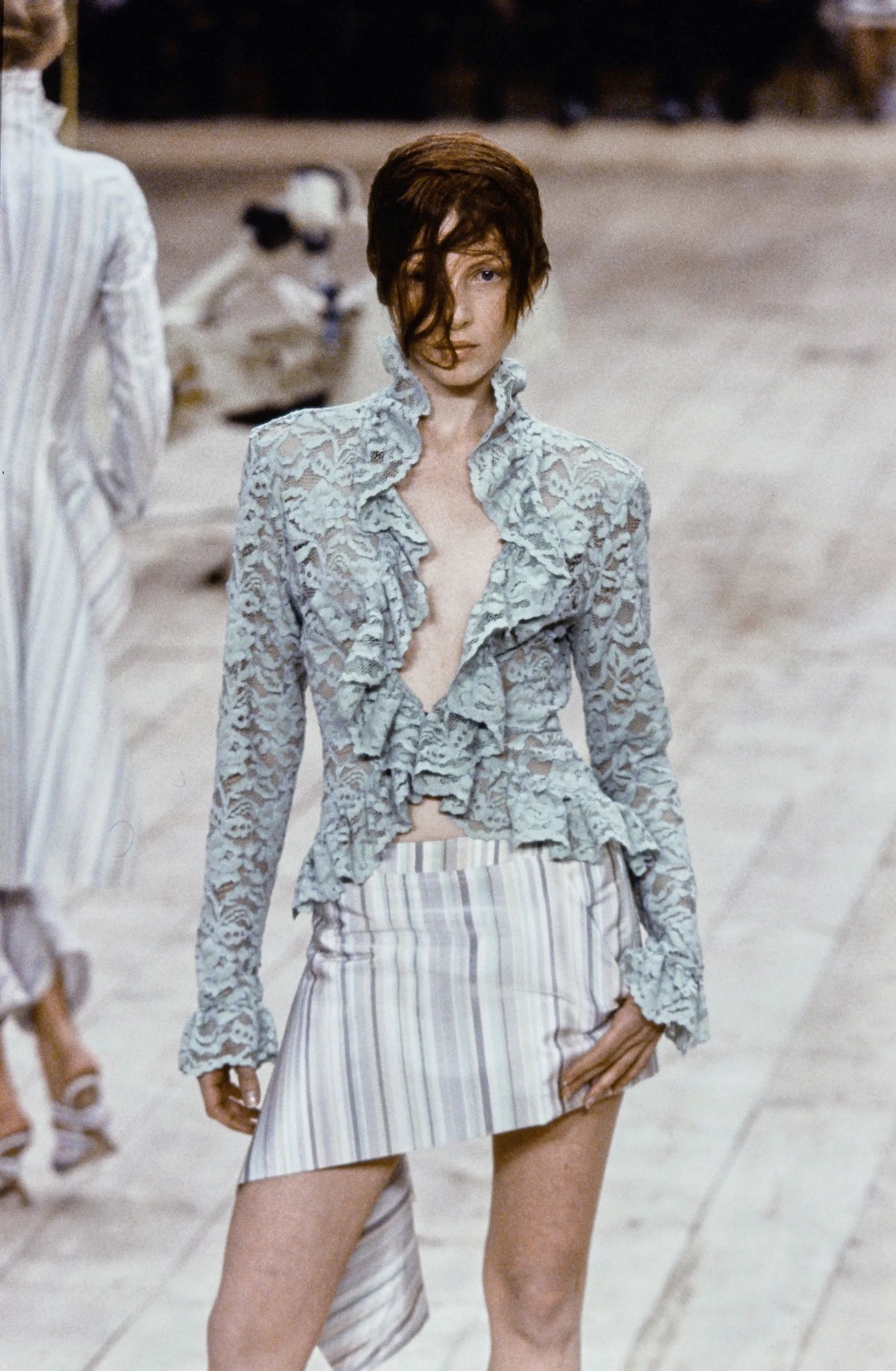 ALEXANDER-MCQUEEN-SPRING-1999-RTW-32.webp