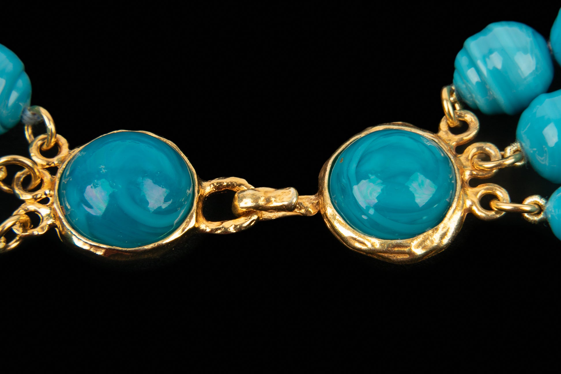 Collier de perles bleues Chanel