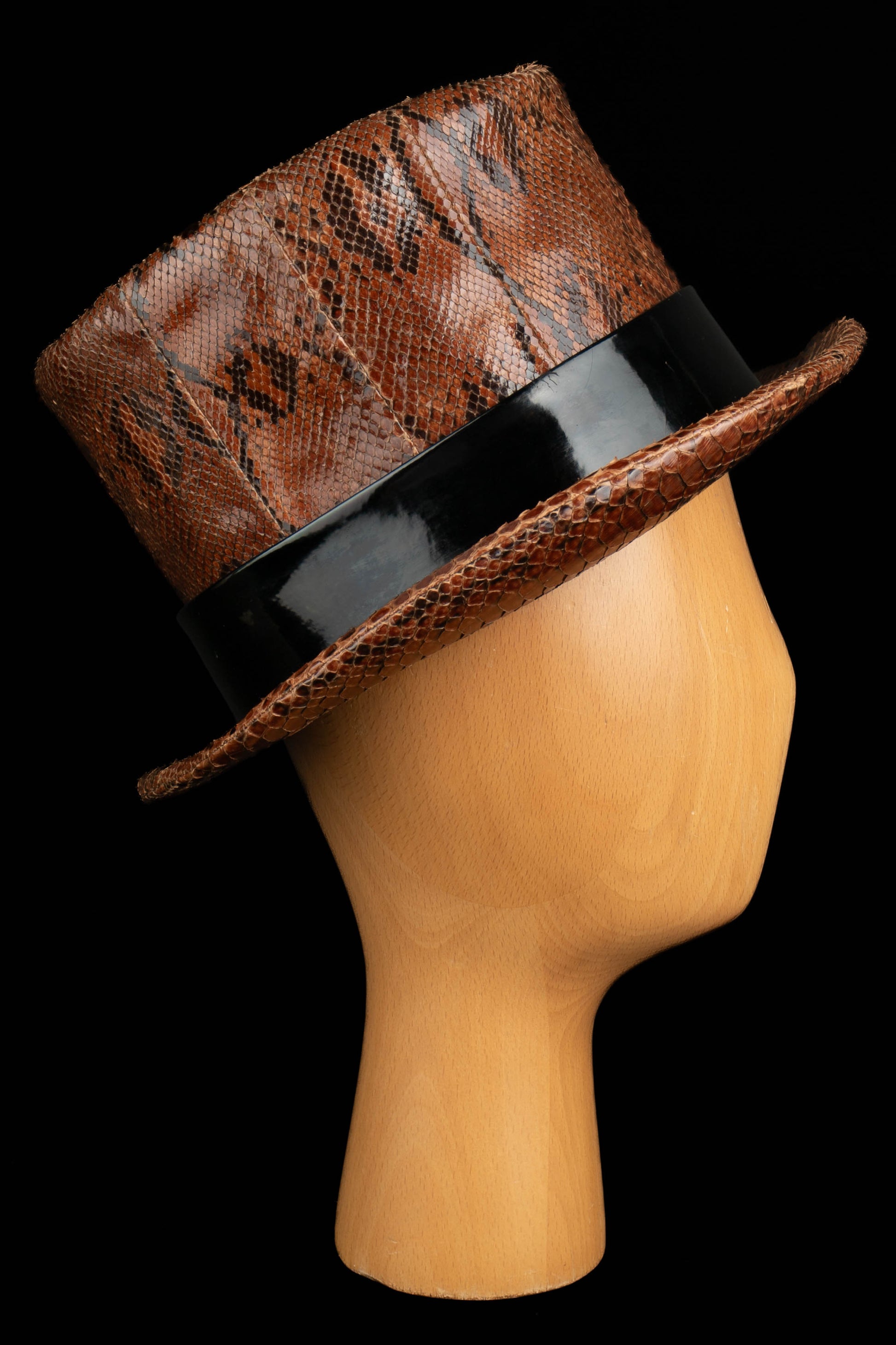 Chapeau en serpent Yves Saint Laurent Haute Couture