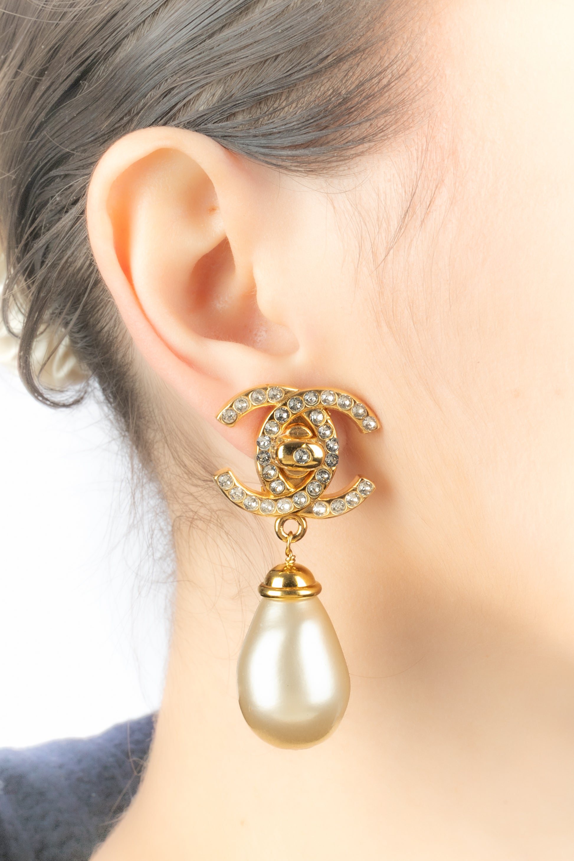 Boucles d'oreilles tourniquet Chanel 1996