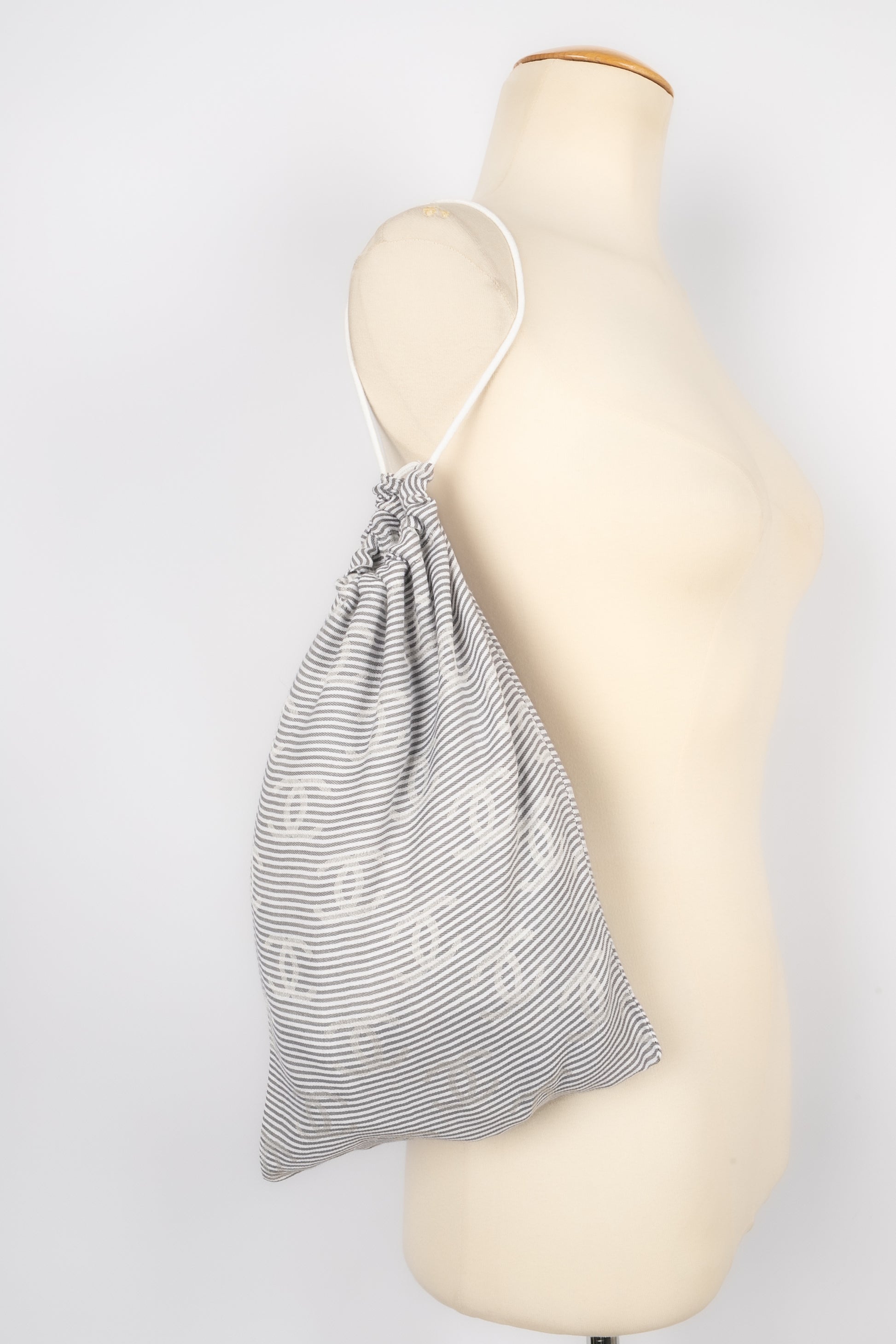 Foulard gris Chanel