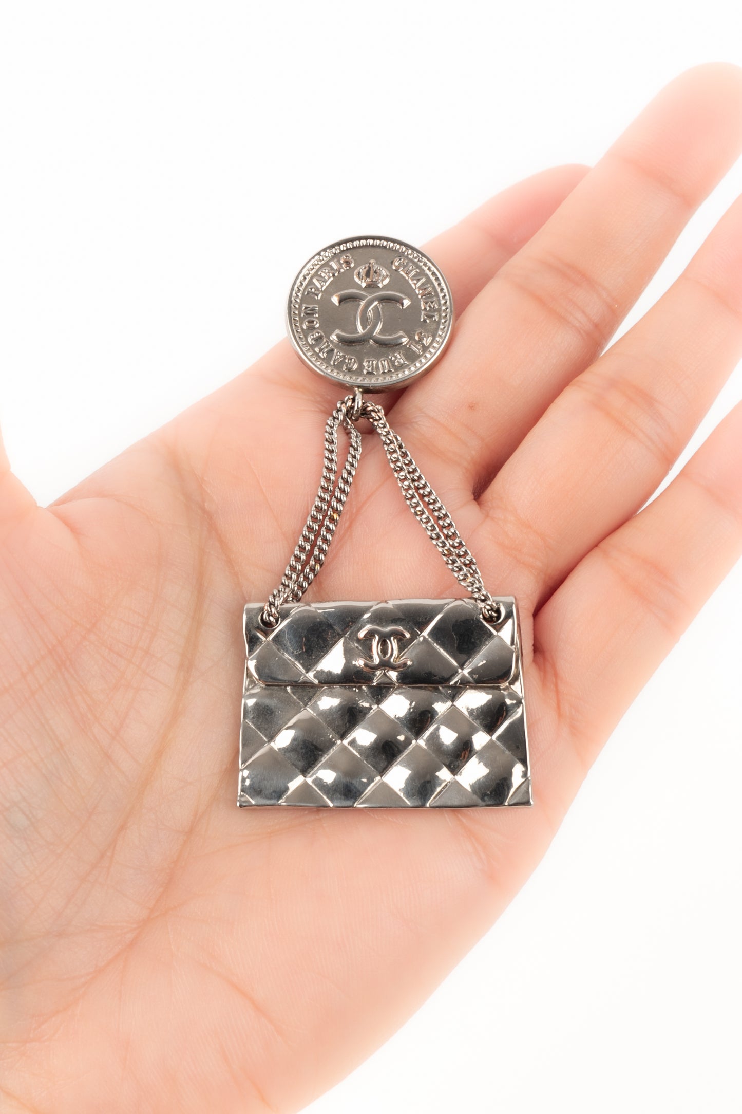 Broche "sac à main" Chanel 