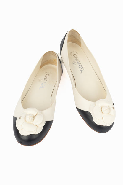 Ballerines en cuir bicoloreChanel