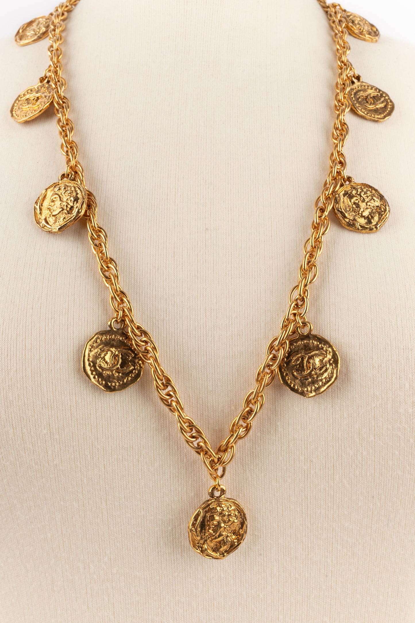 Collier doré Chanel