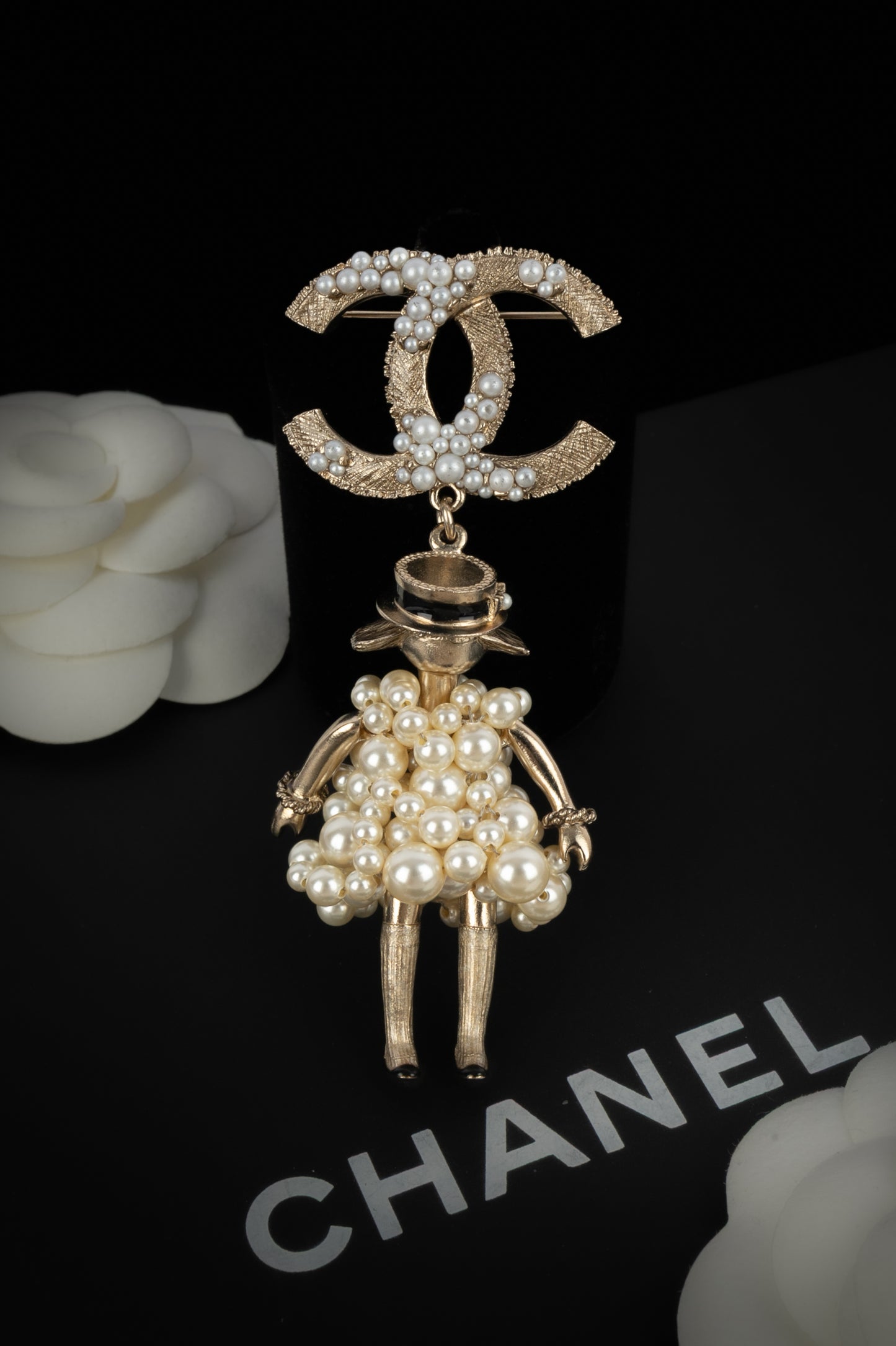 Broche figurine Chanel 2014