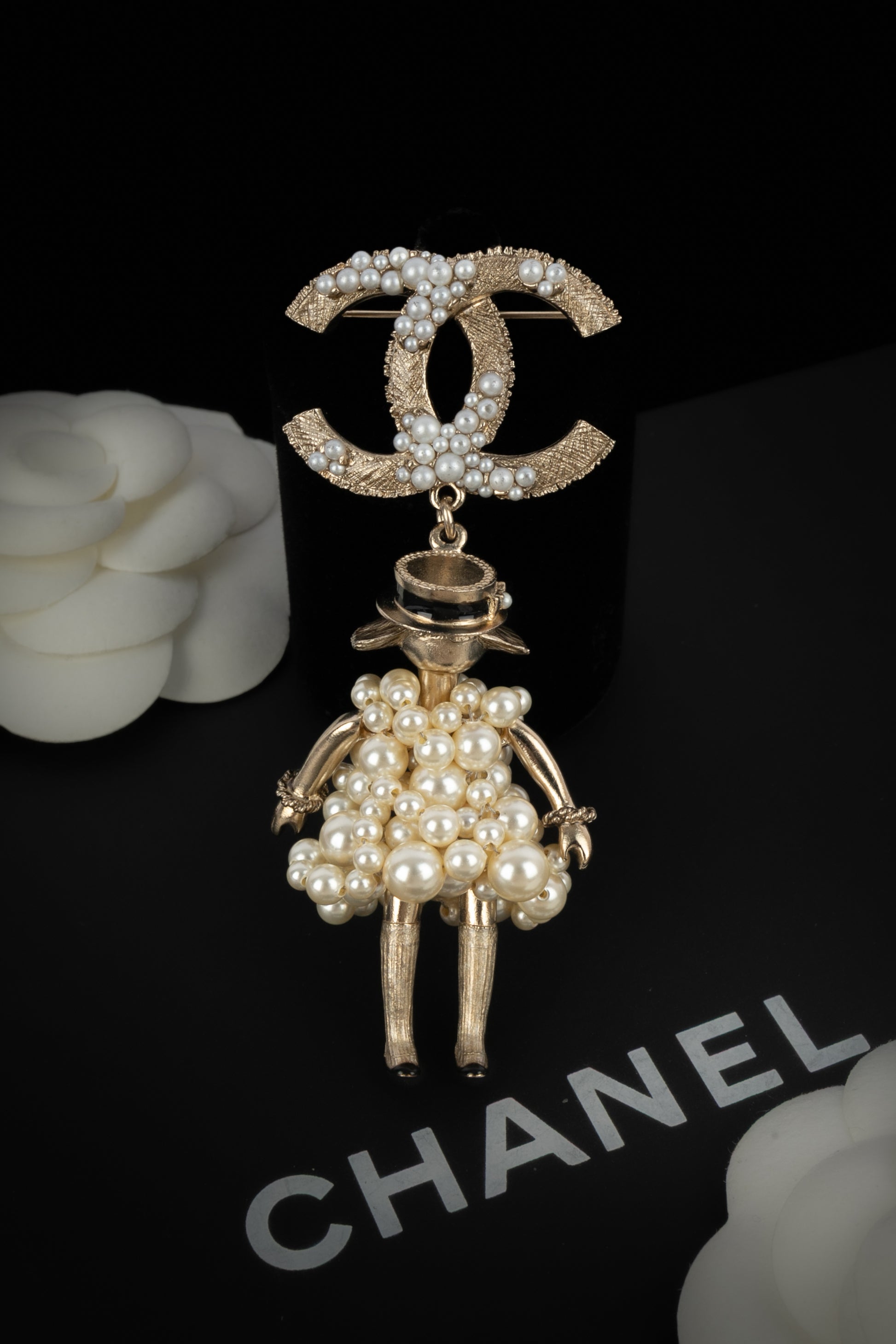 Broche figurine Chanel 2014