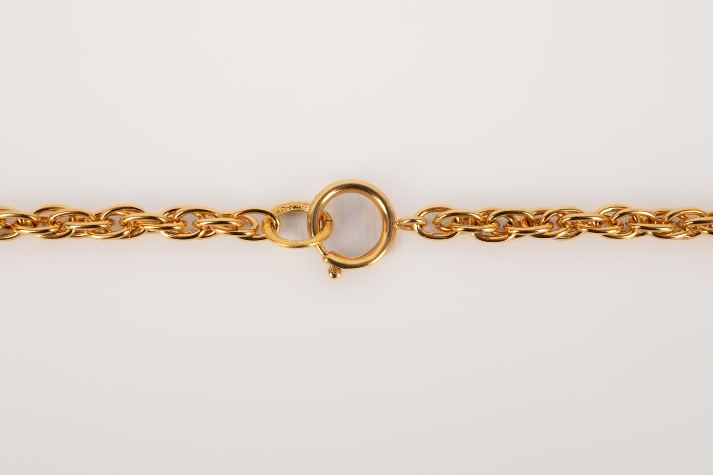 Collier doré Chanel