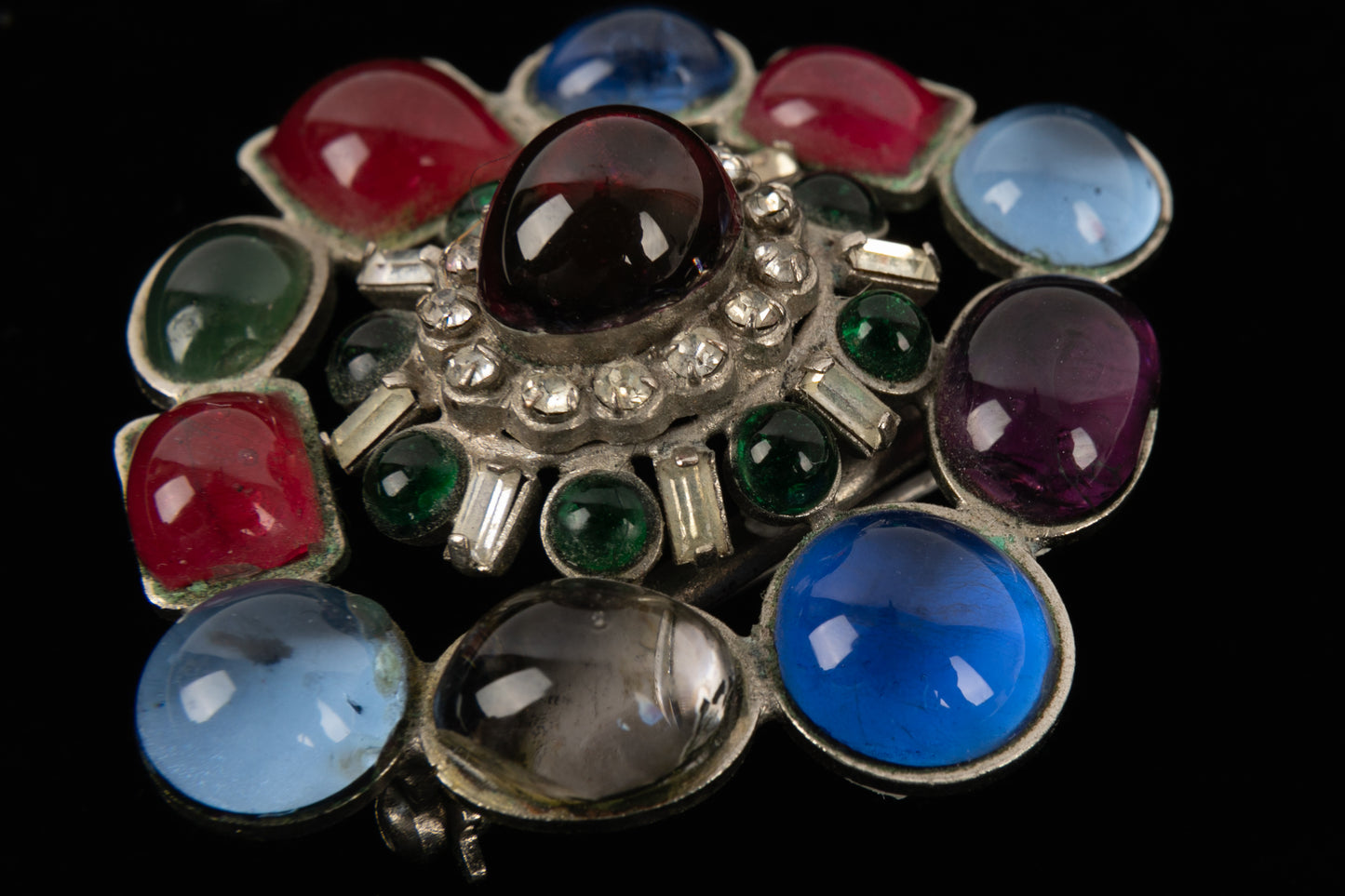 Broche en pâte de verre Chanel 1960's
