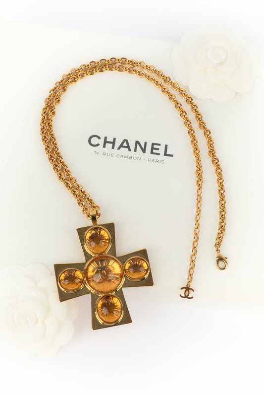 Collier croix Chanel Pre Fall 2022