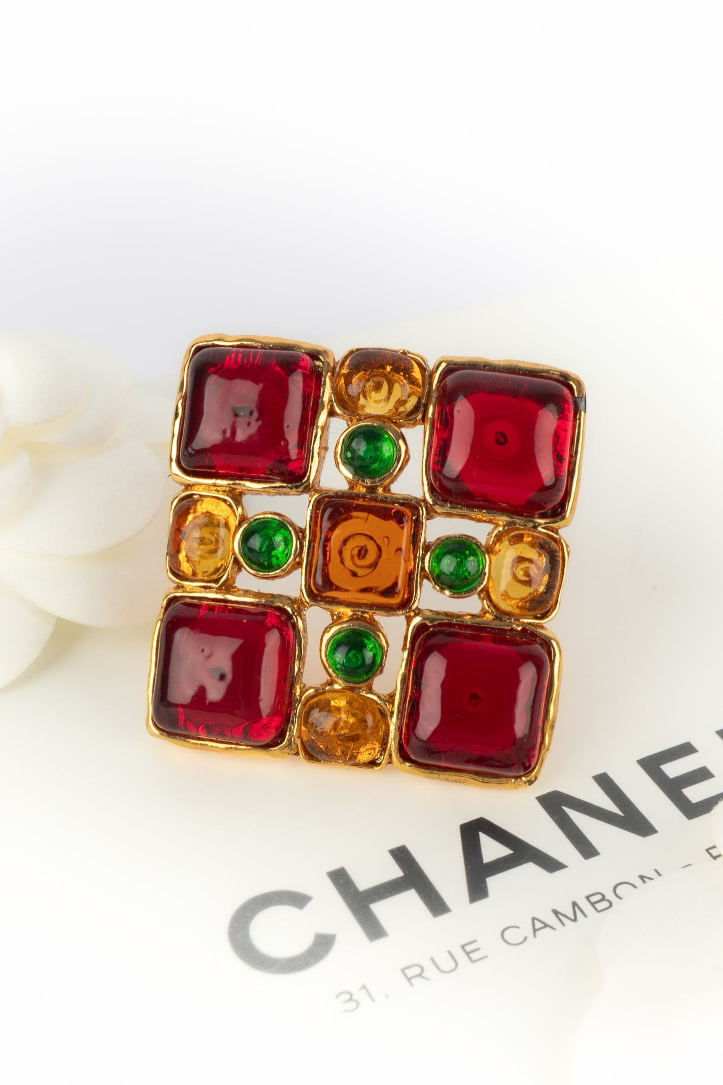 Broche en pâte de verre Chanel 