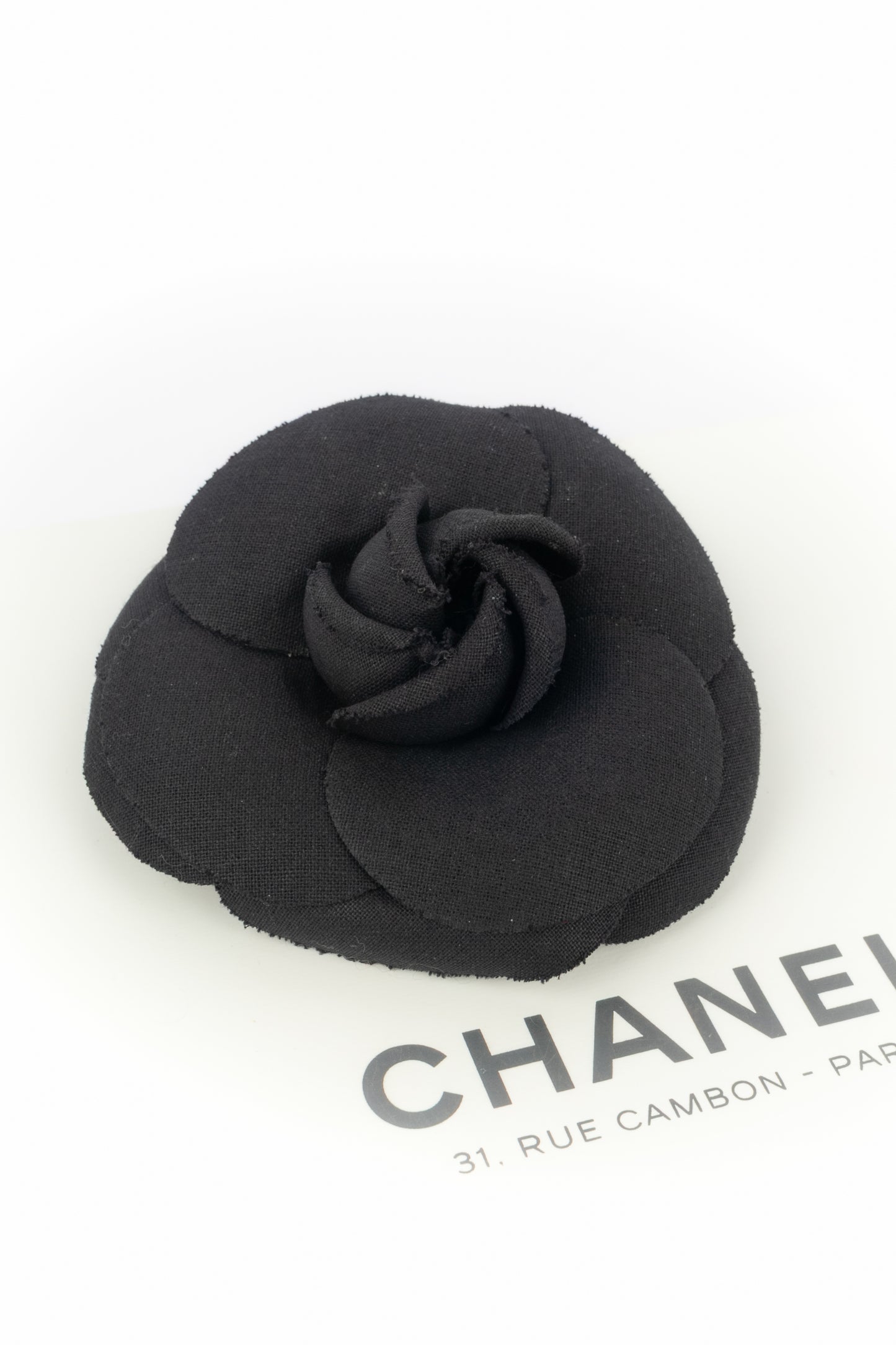 Broche camélia Chanel