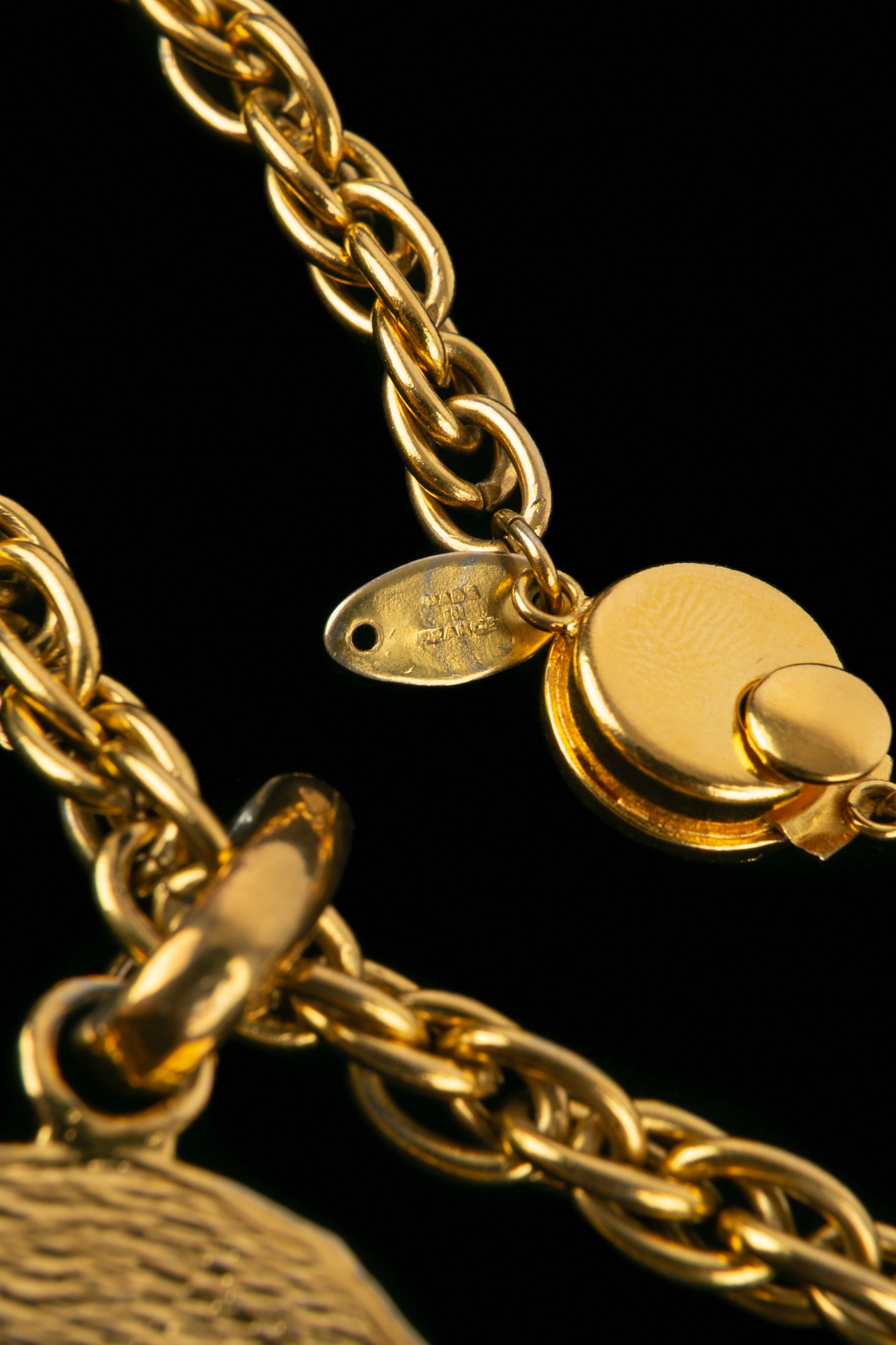 Collier médaillon Chanel