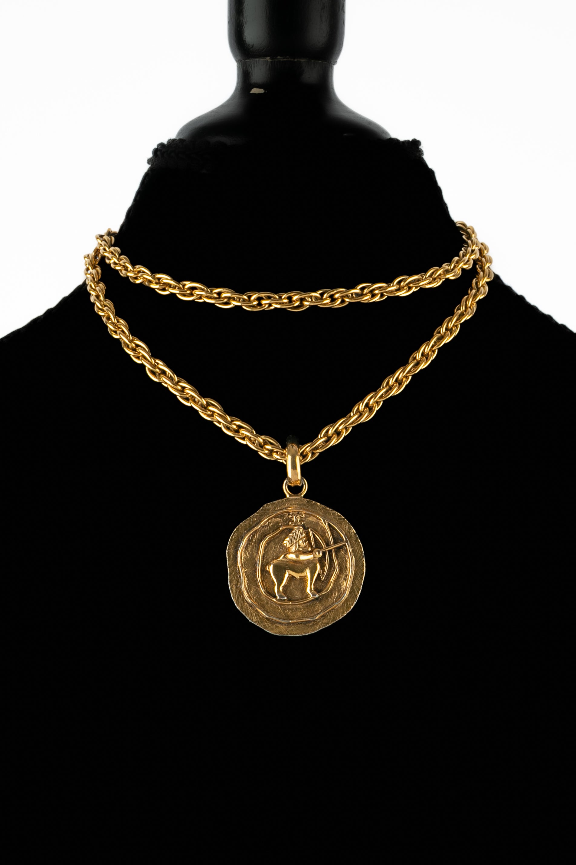 Collier médaillon Chanel
