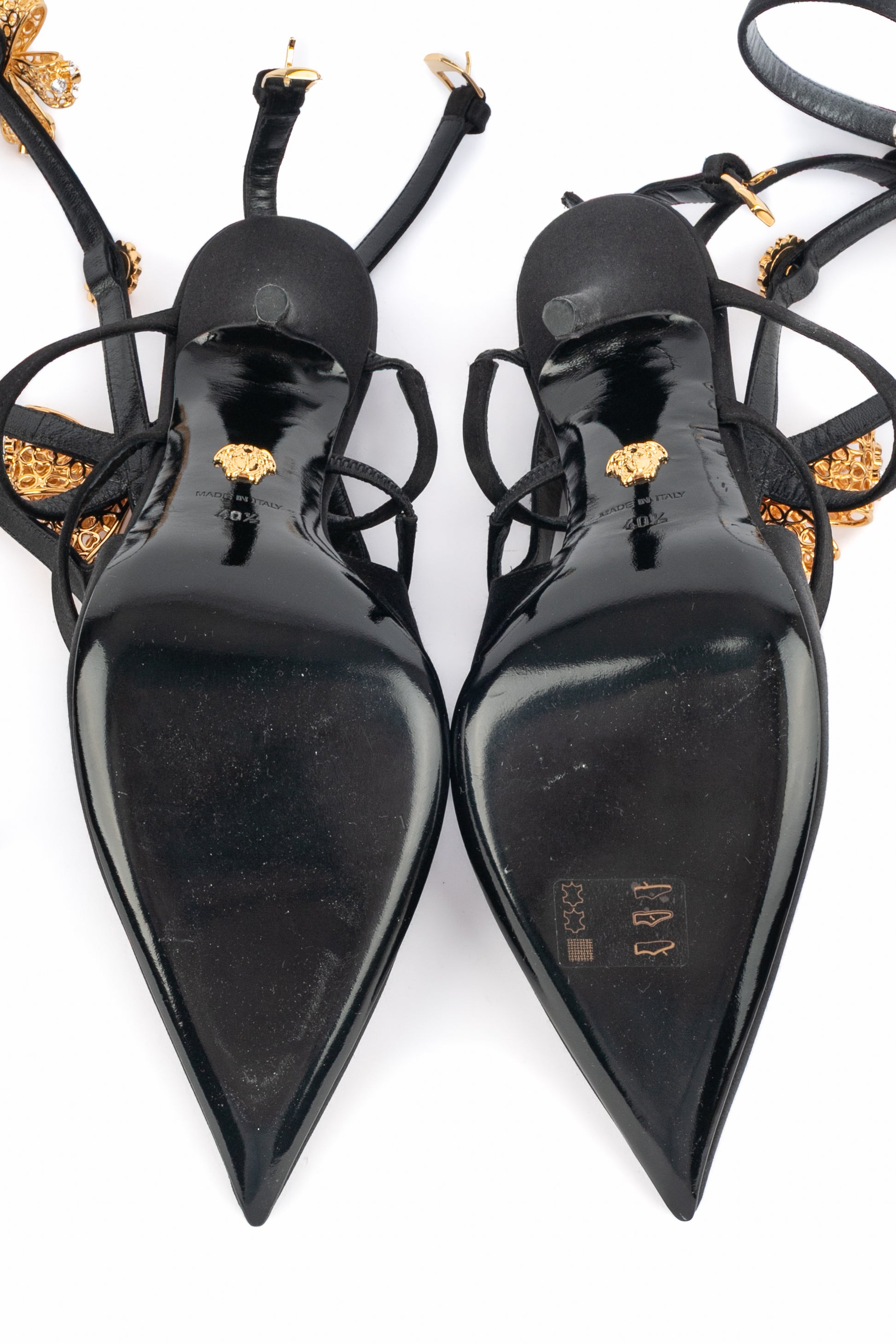 Escarpins en satin noir Versace