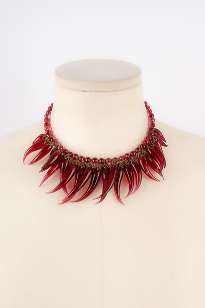 Collier en pâte de verre rouge.