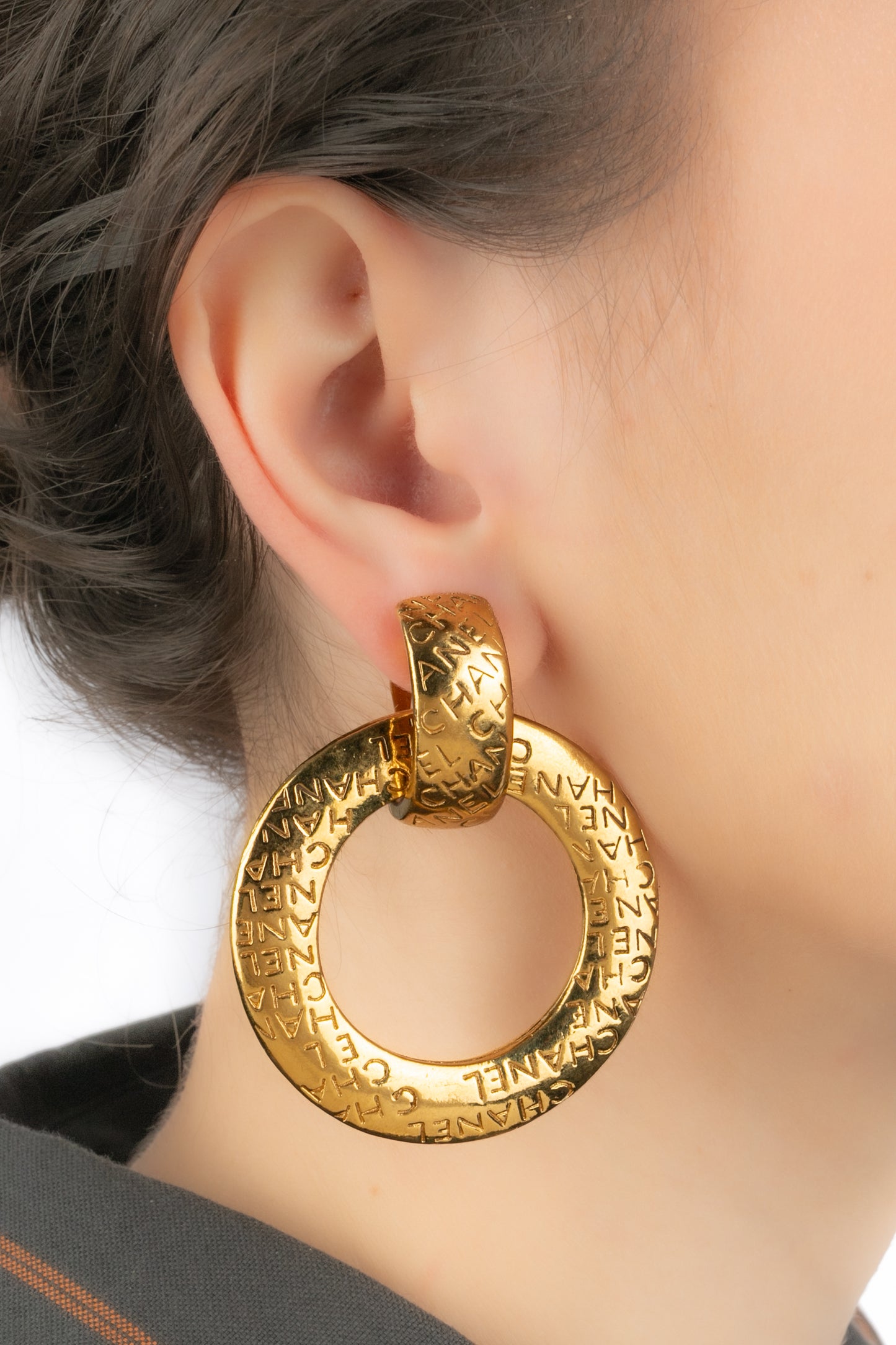 Boucles d'oreilles créoles Chanel 1980's