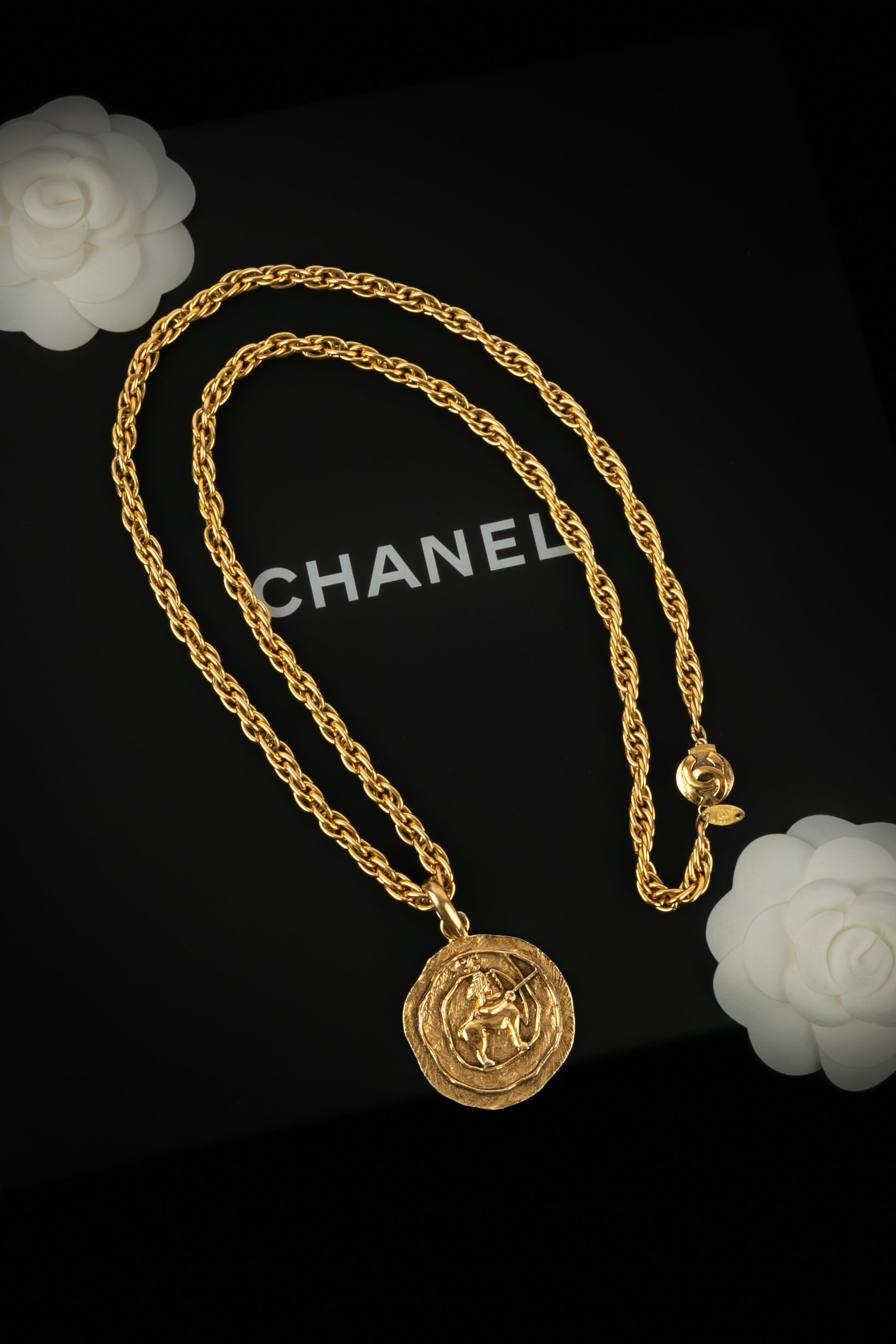 Collier médaillon Chanel