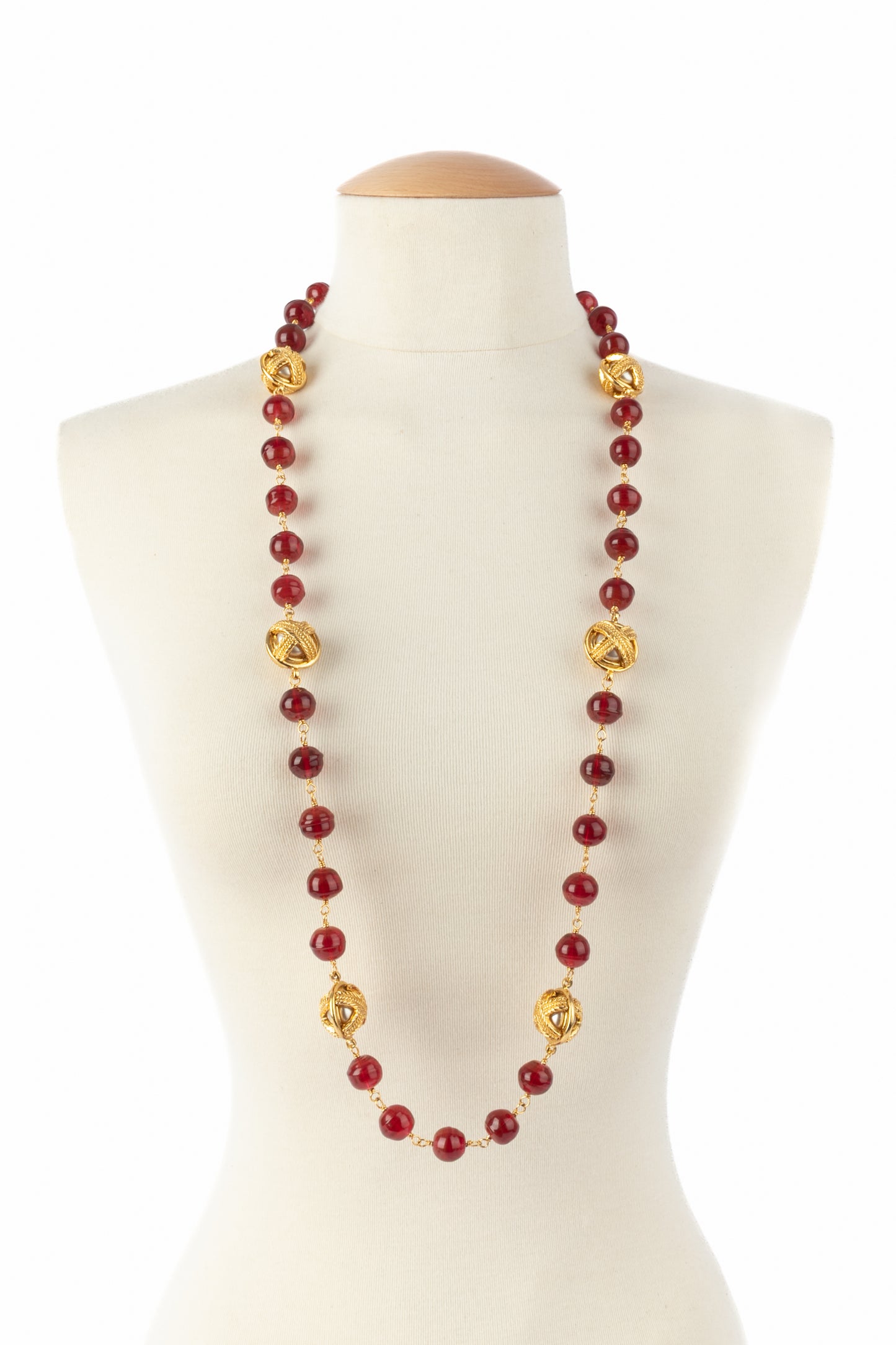 Collier de perles rouges Chanel 1990's