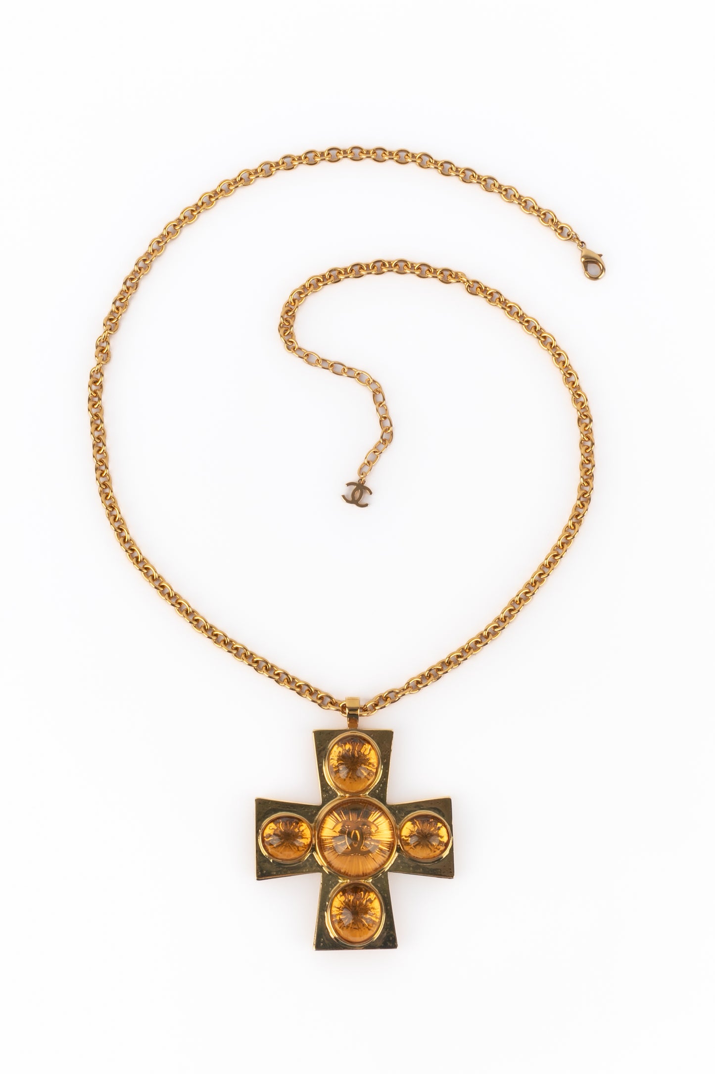 Collier croix Chanel Pre Fall 2022
