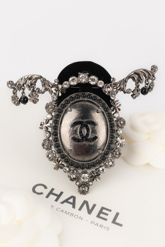 Broche médaillon Chanel 2008