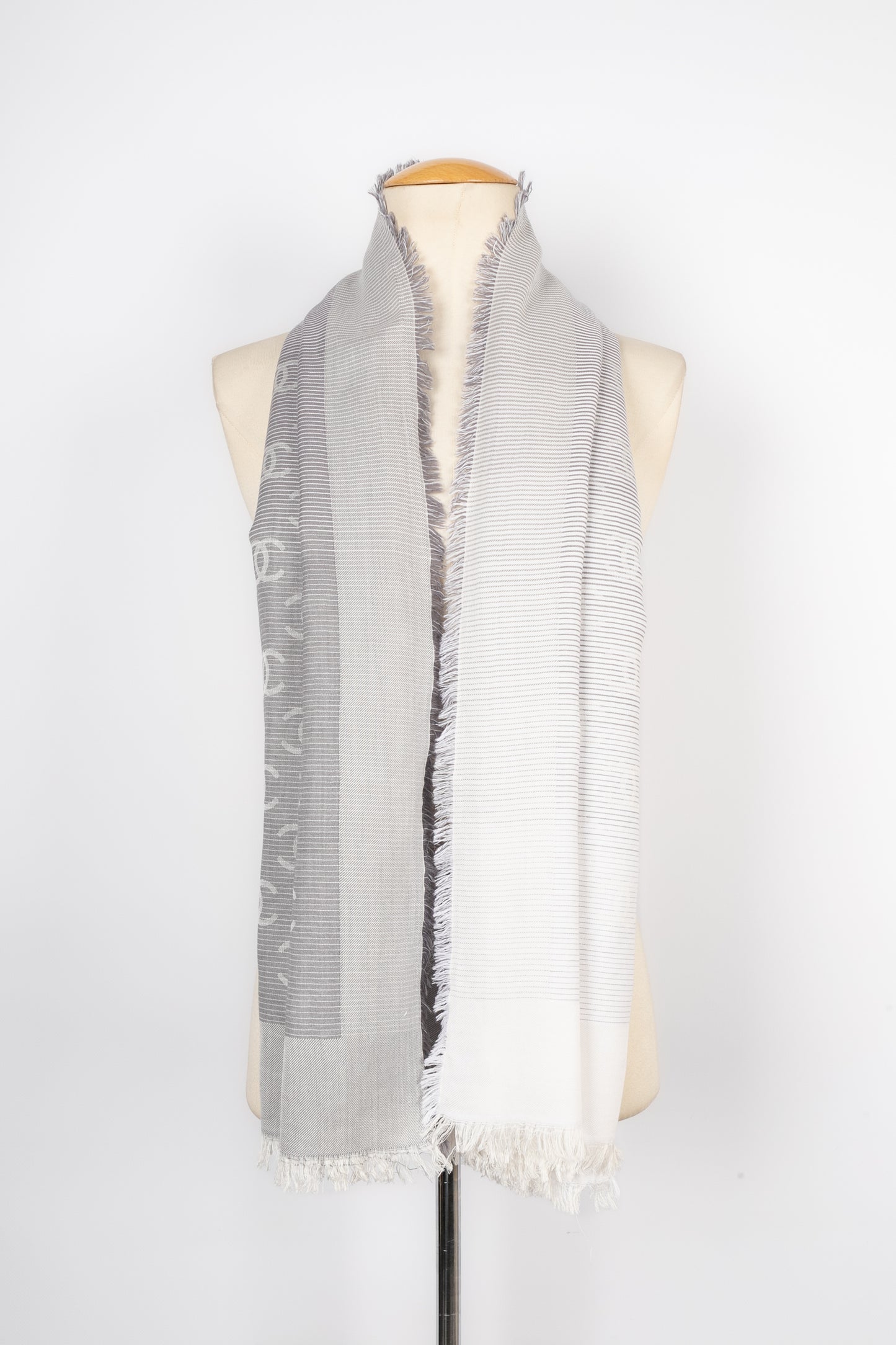 Foulard gris Chanel