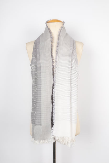 Foulard gris Chanel