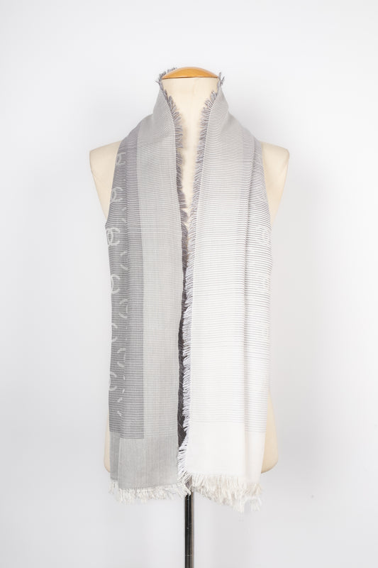 Foulard gris Chanel