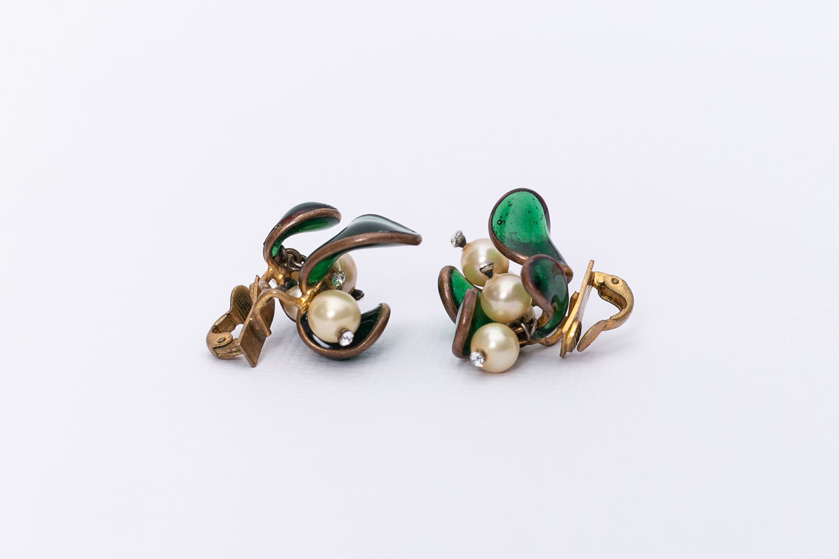 Boucles d'oreilles en pâte de verre Chanel (Attribuées à)