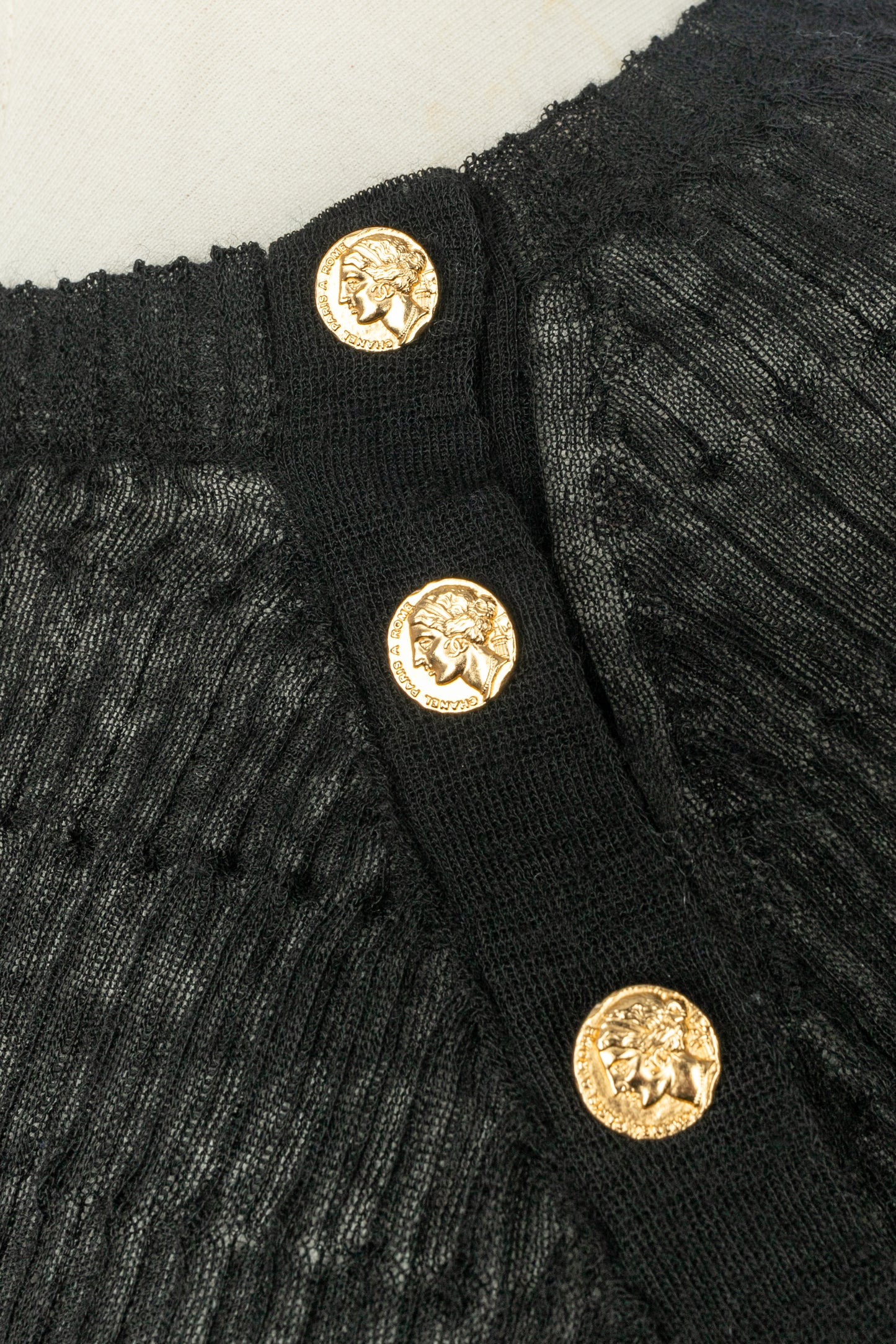 Pull noir Chanel Pre Fall 2016