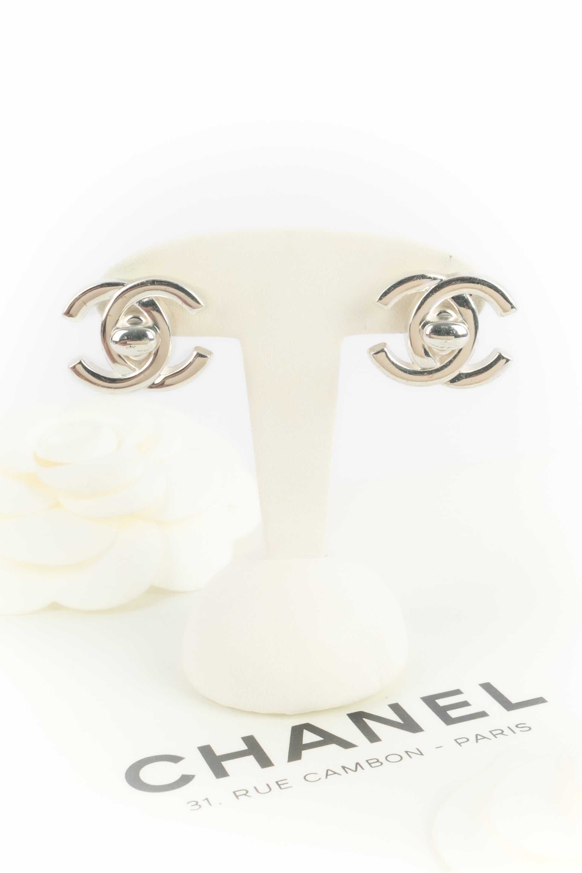 Boucles d'oreilles Turnlock Chanel Hiver 1997
