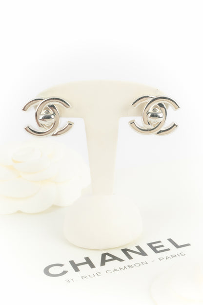 Boucles d'oreilles Turnlock Chanel Hiver 1997