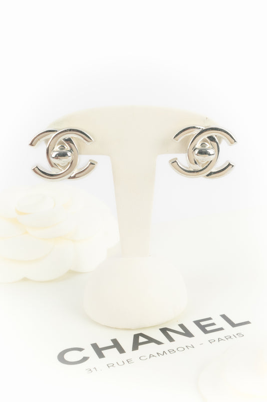 Boucles d'oreilles Turnlock Chanel Hiver 1997