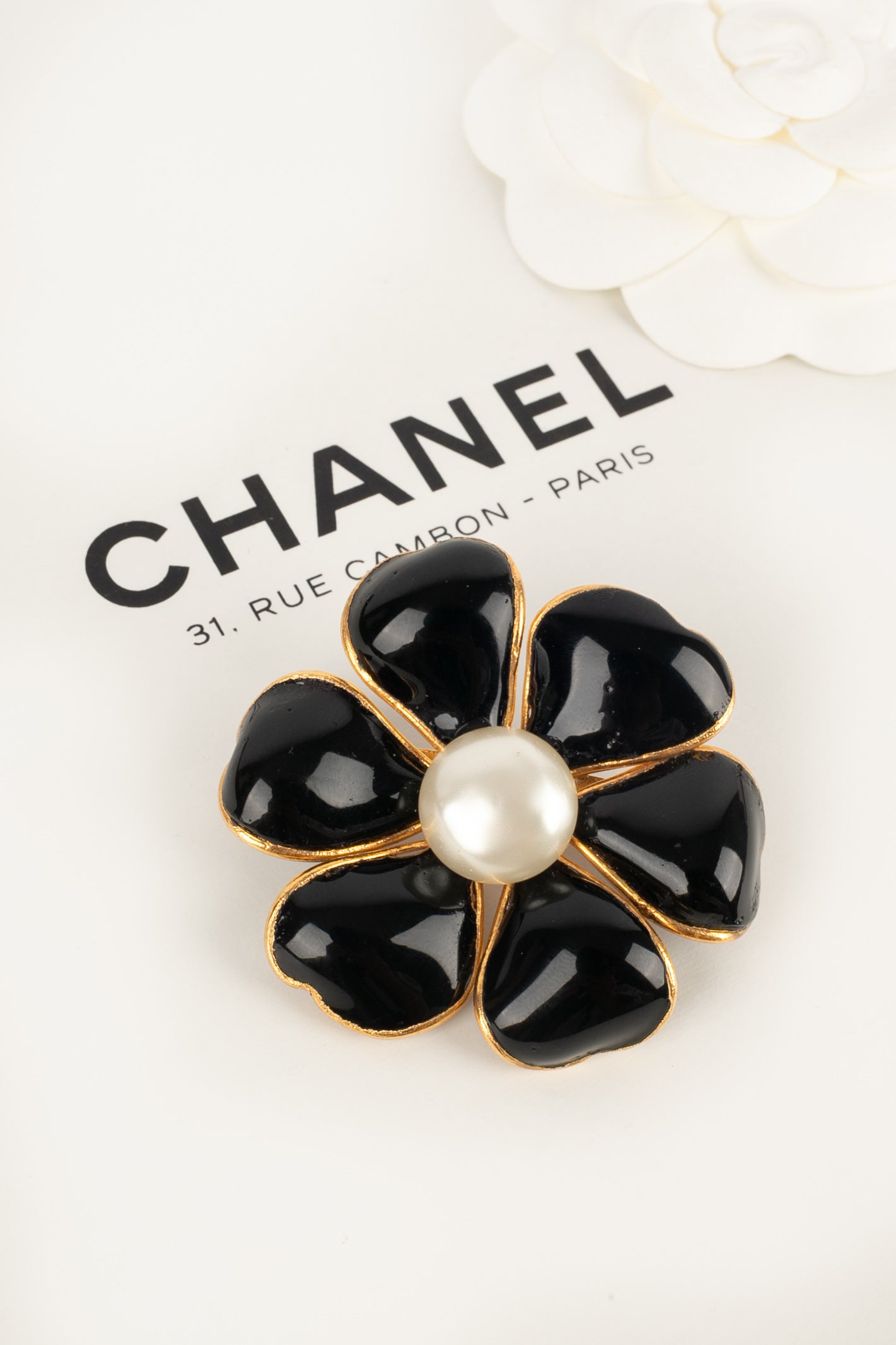 Broche camélia Chanel