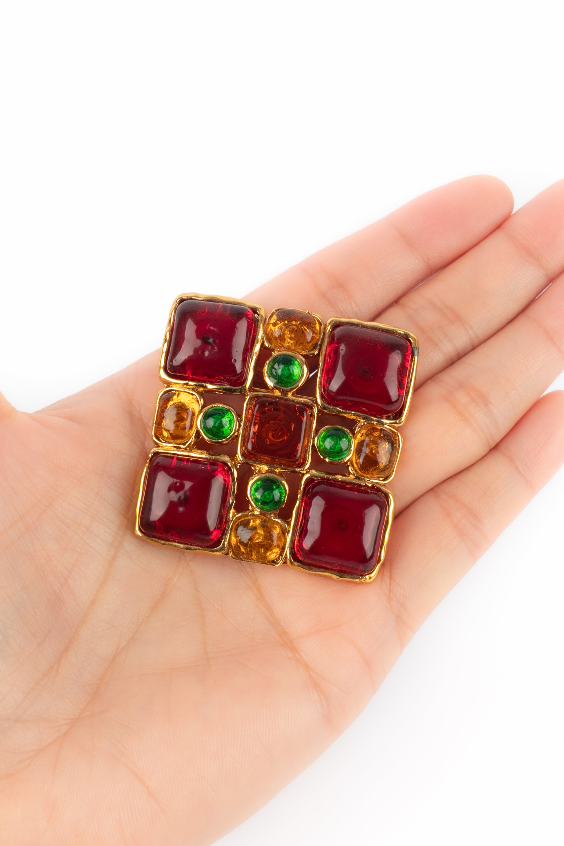 Broche en pâte de verre Chanel 