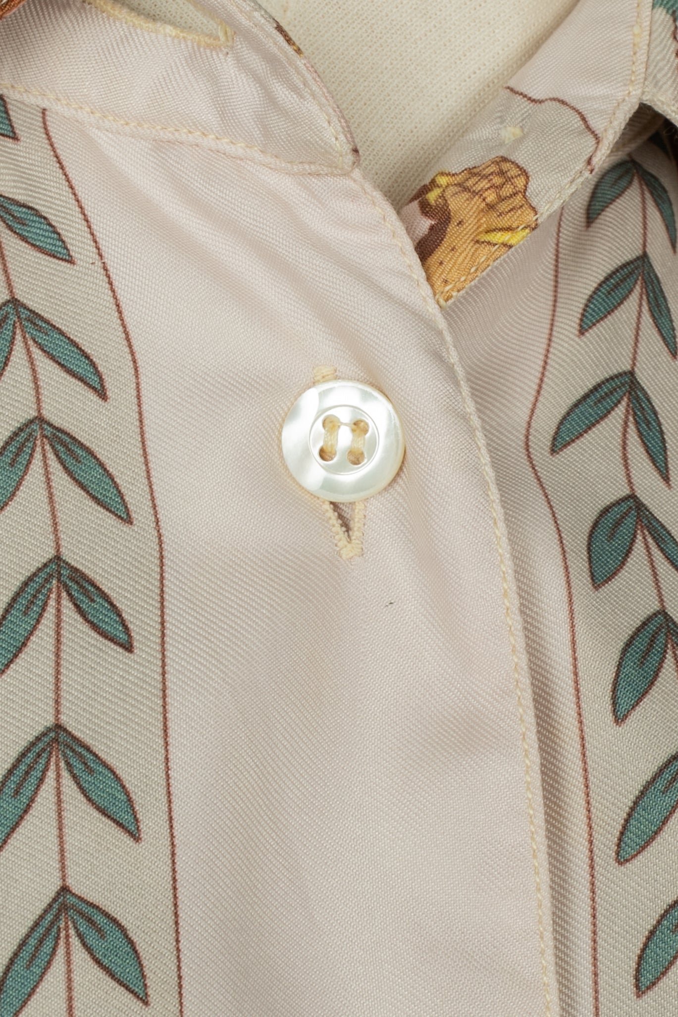 Chemise en soie "Huile Rafraichissante à l'usage de la Toilette parfumée" Hermès