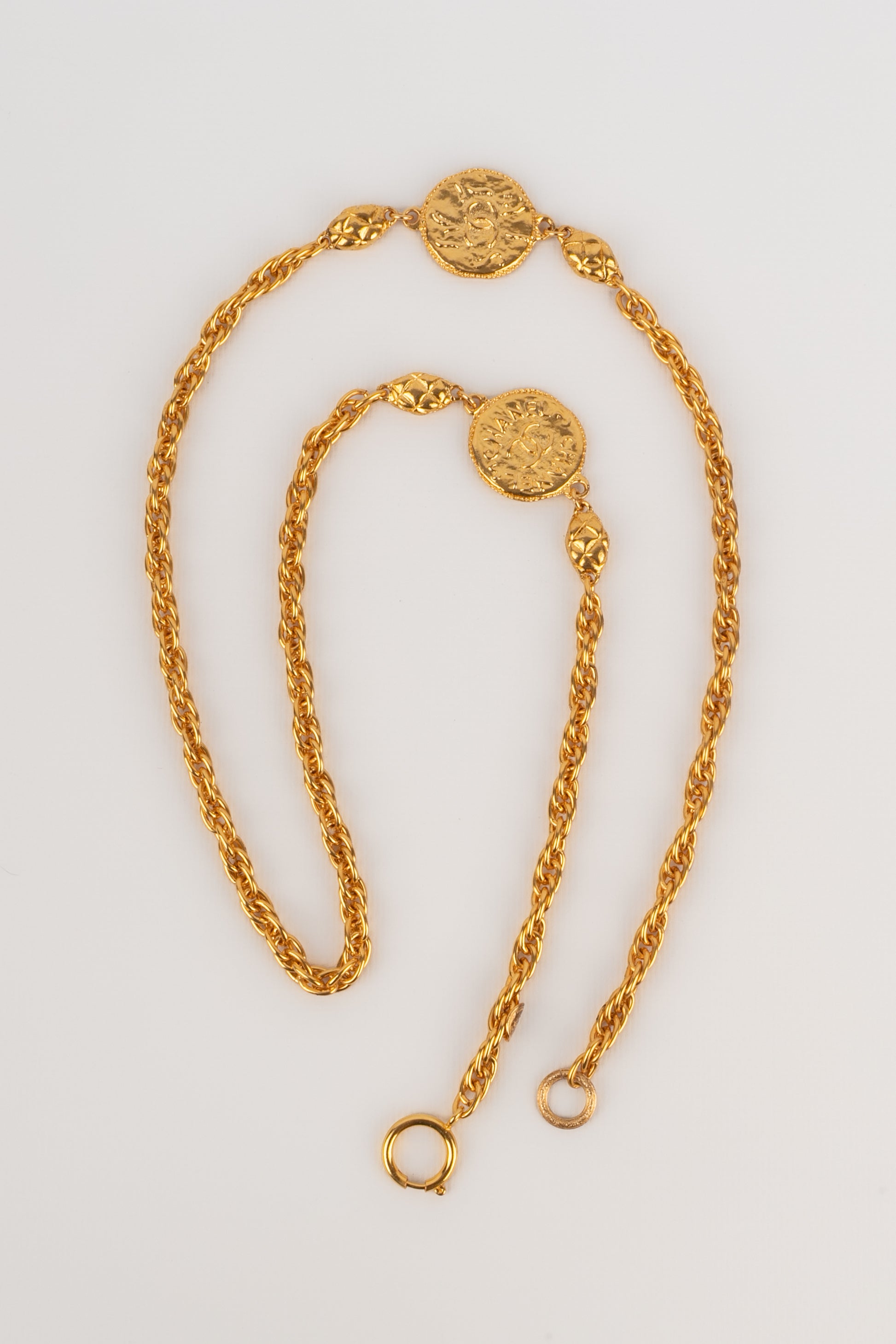 Collier doré Chanel