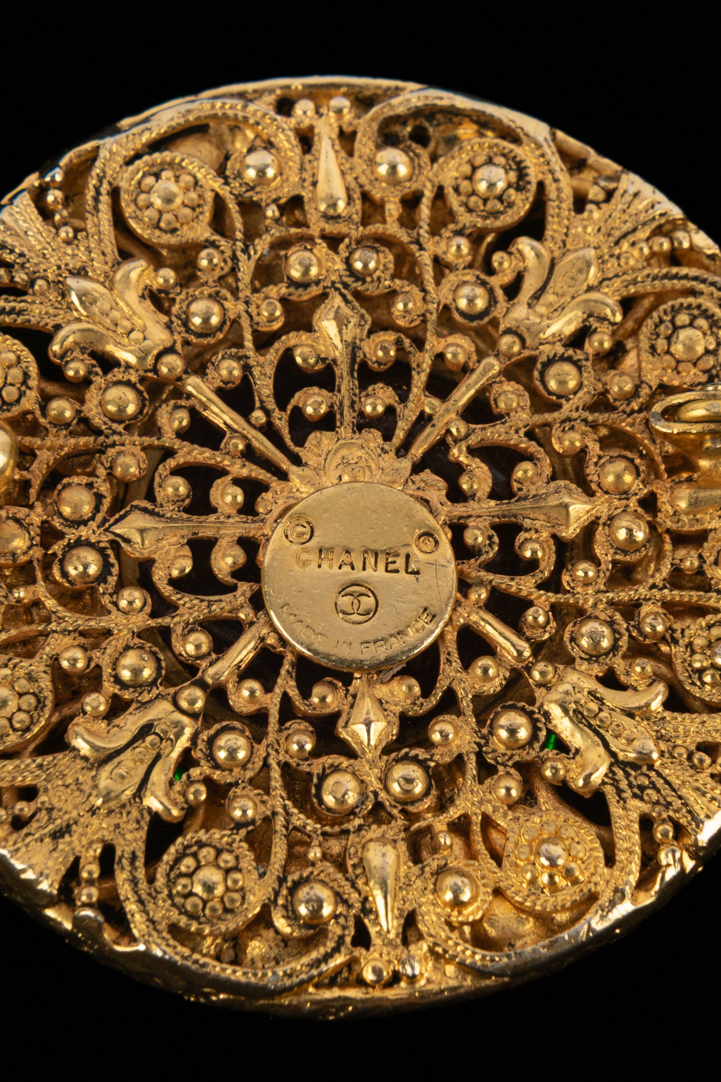 Broche en pâte Chanel 