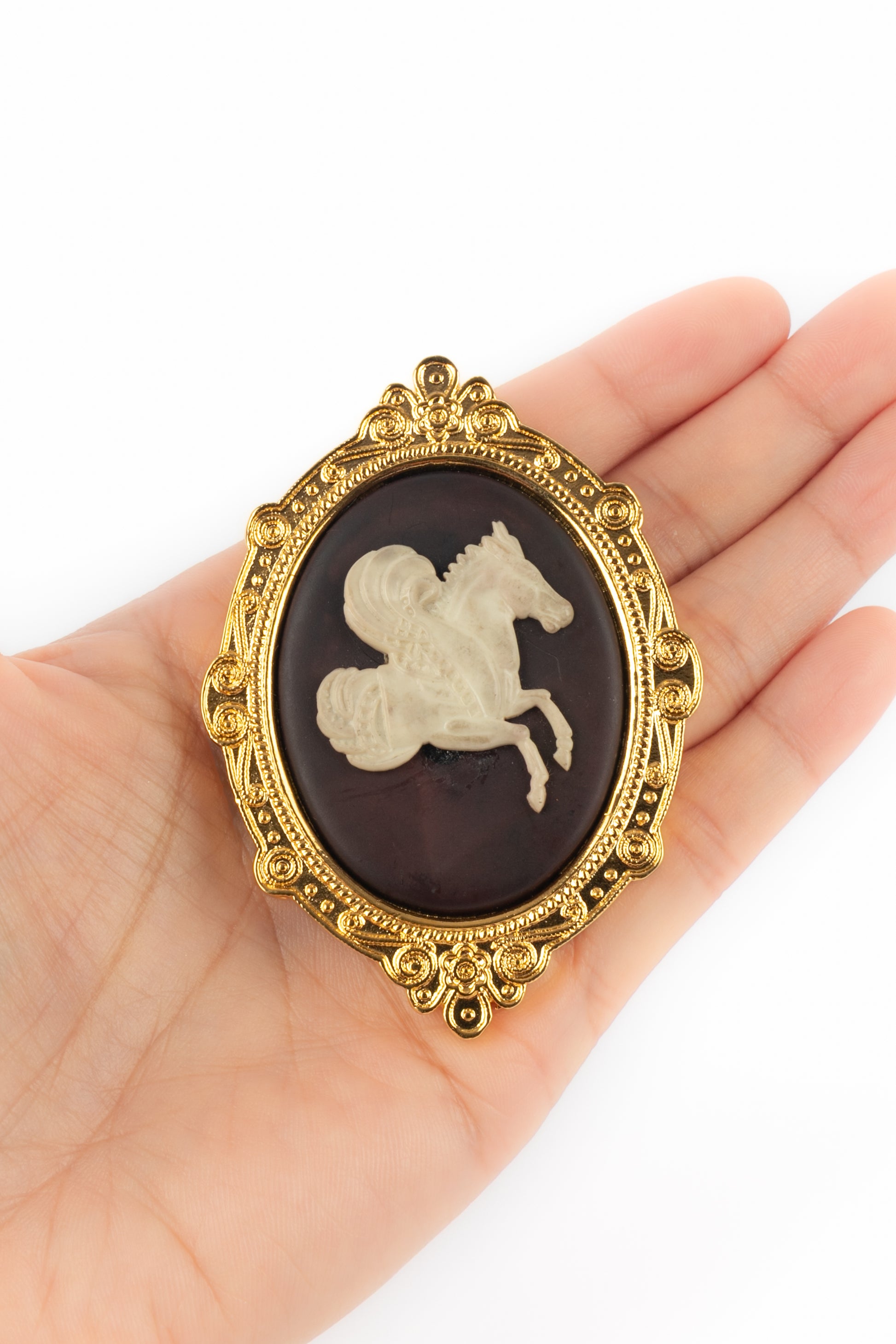 Broche camée Chanel 1988