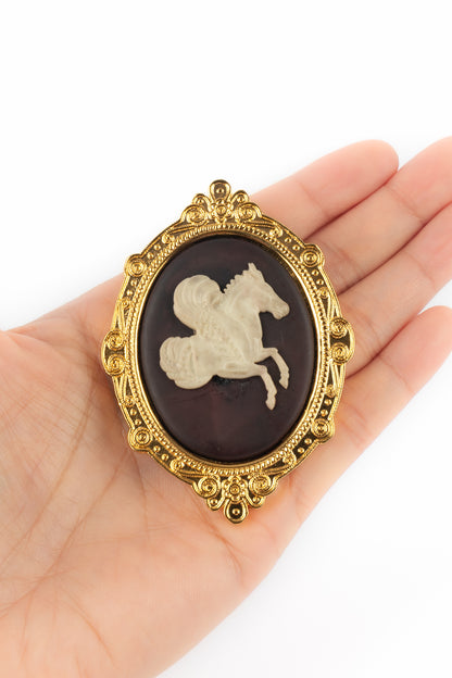 Broche camée Chanel 1988
