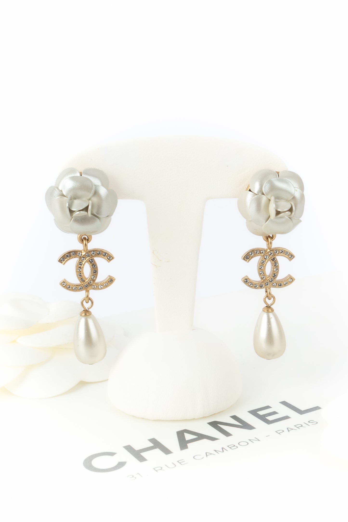 Boucles d'oreilles camélia Chanel 2020