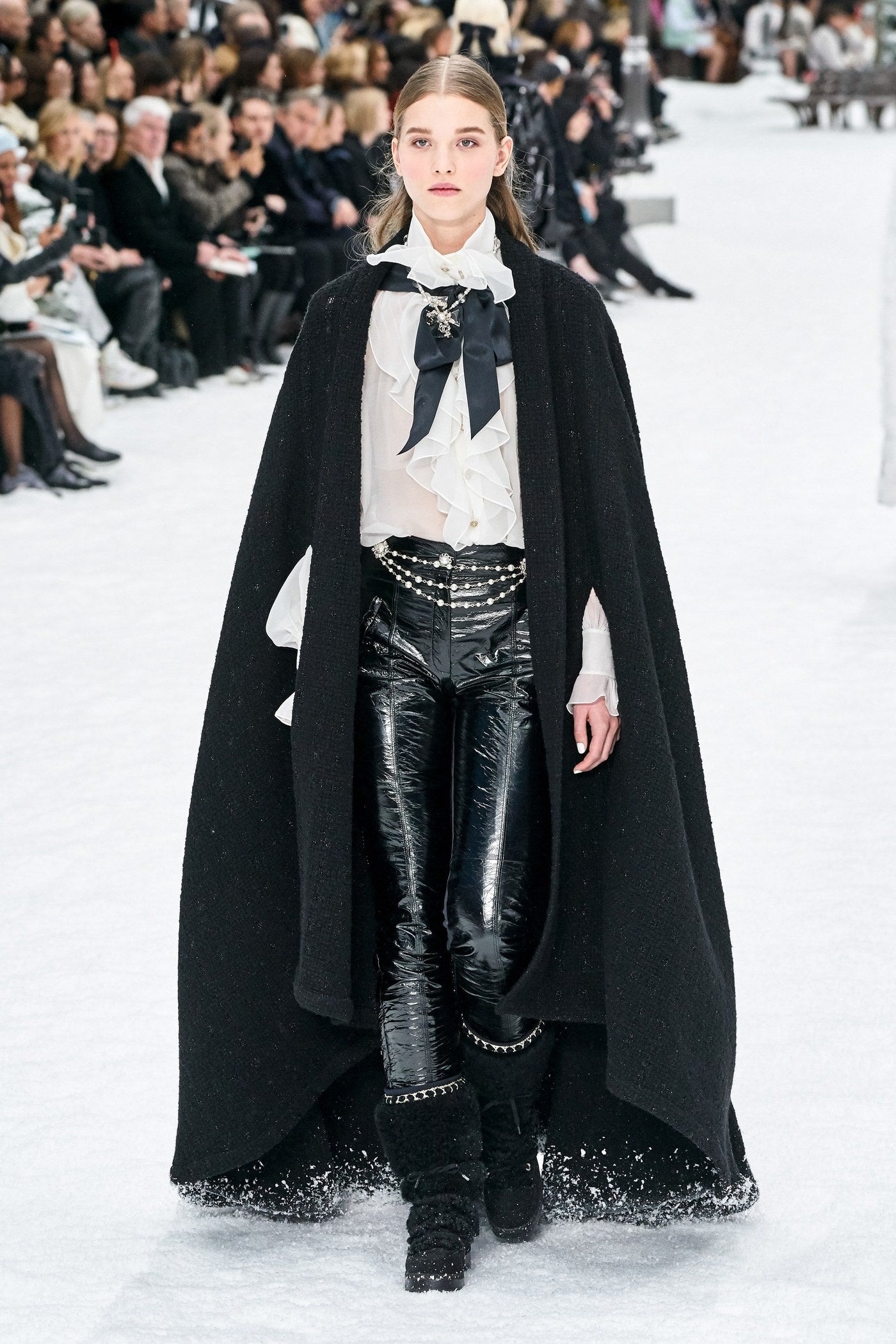 defile-chanel-femme-pret-a-porter-automne-hiver-2019-folkr-56.jpg