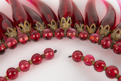 Collier en pâte de verre rouge.