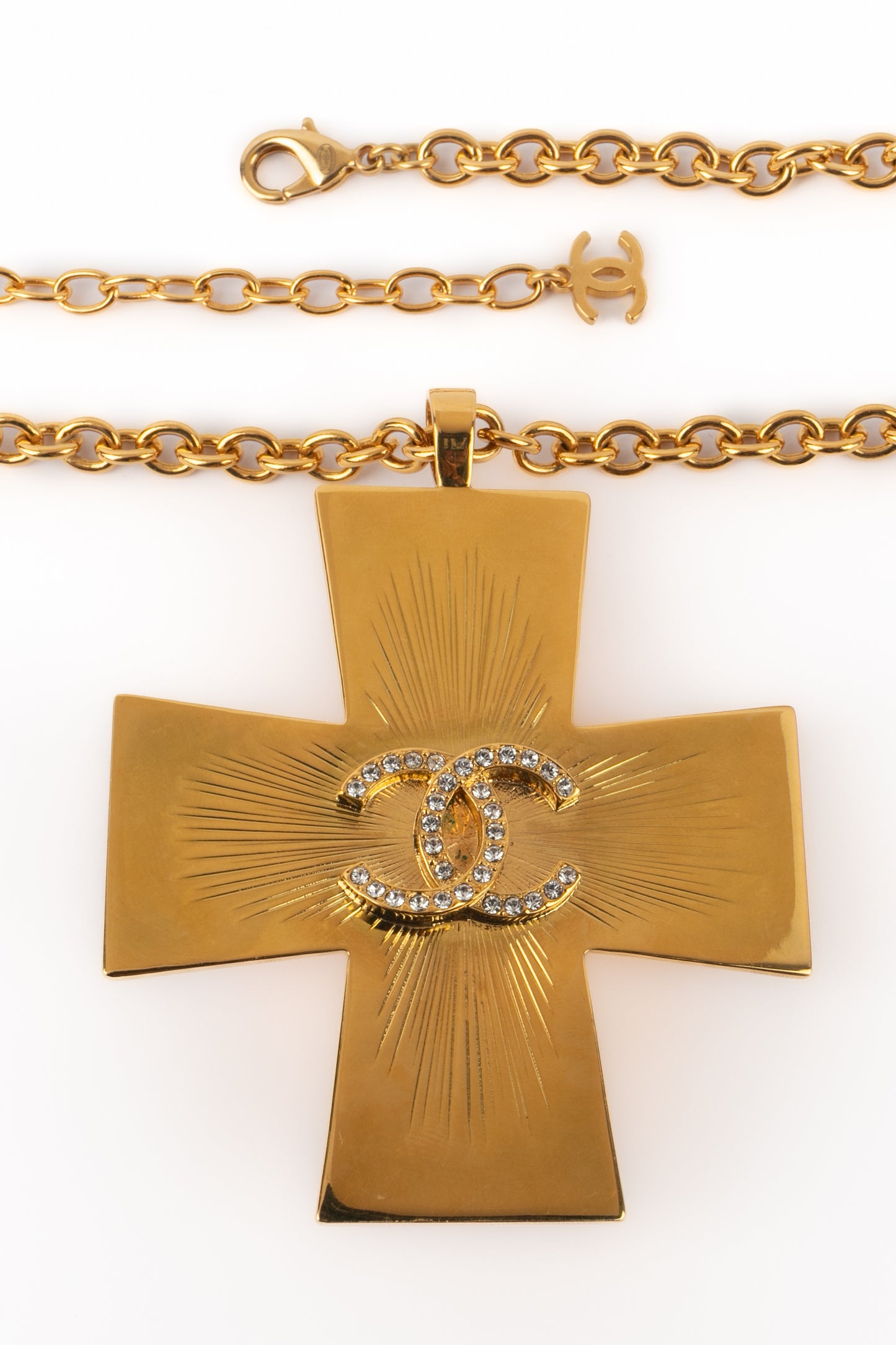 Collier croix Chanel Pre Fall 2022