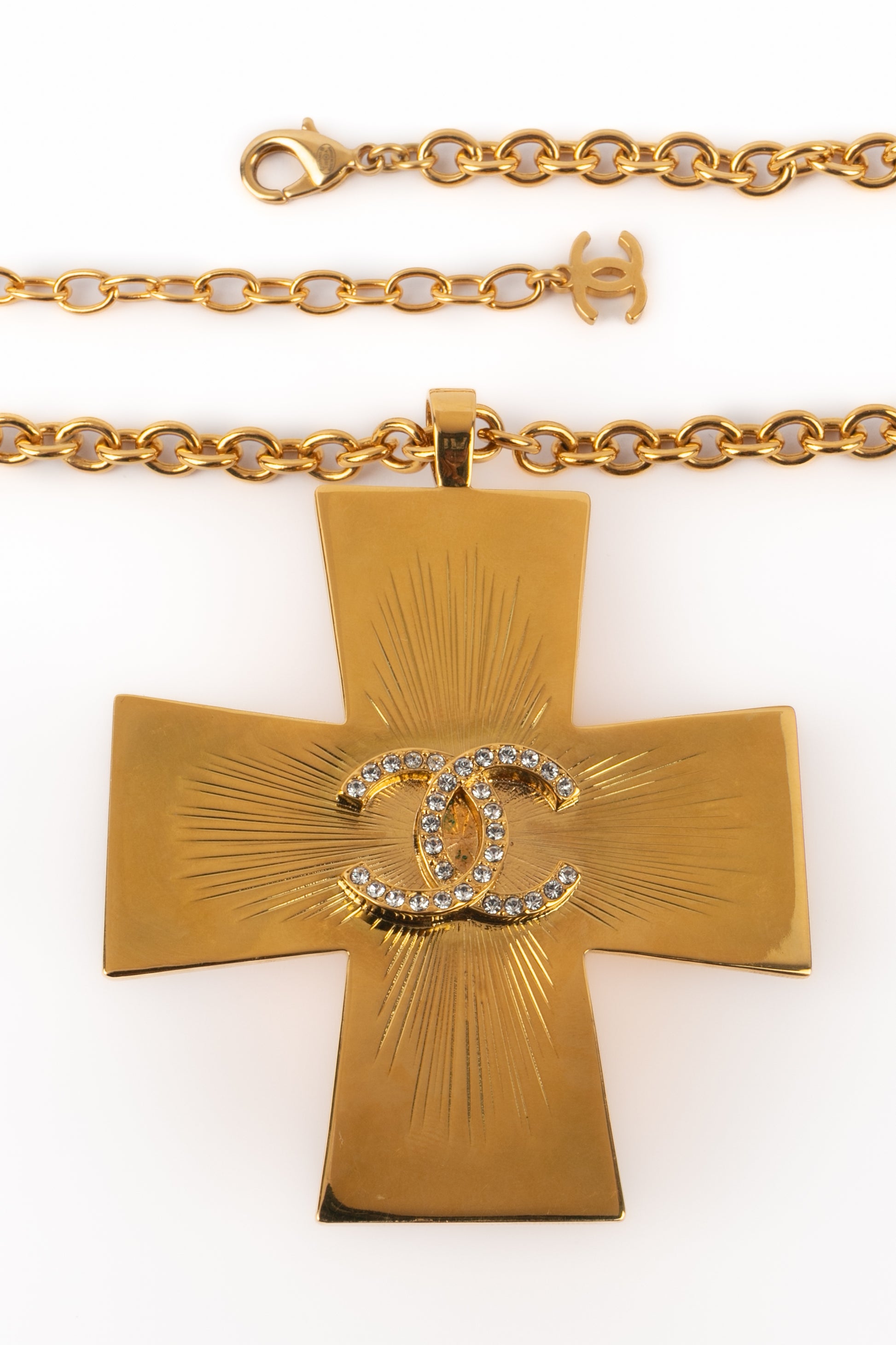 Collier croix Chanel Pre Fall 2022